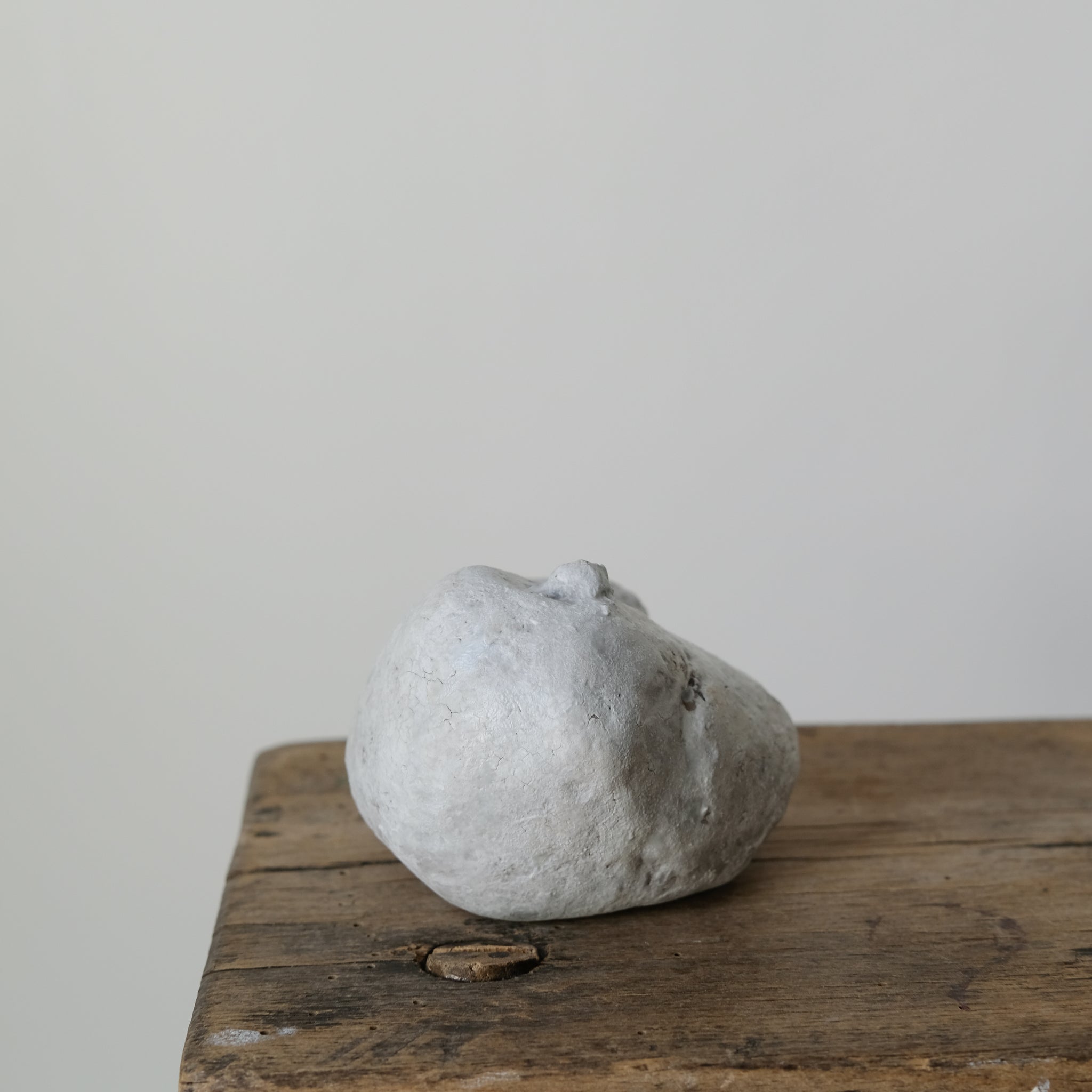 Vase Taipei, Taiwan, 2020 - H 7cm - Gris blanc Yellow Nose Studio chez Brutal Ceramics