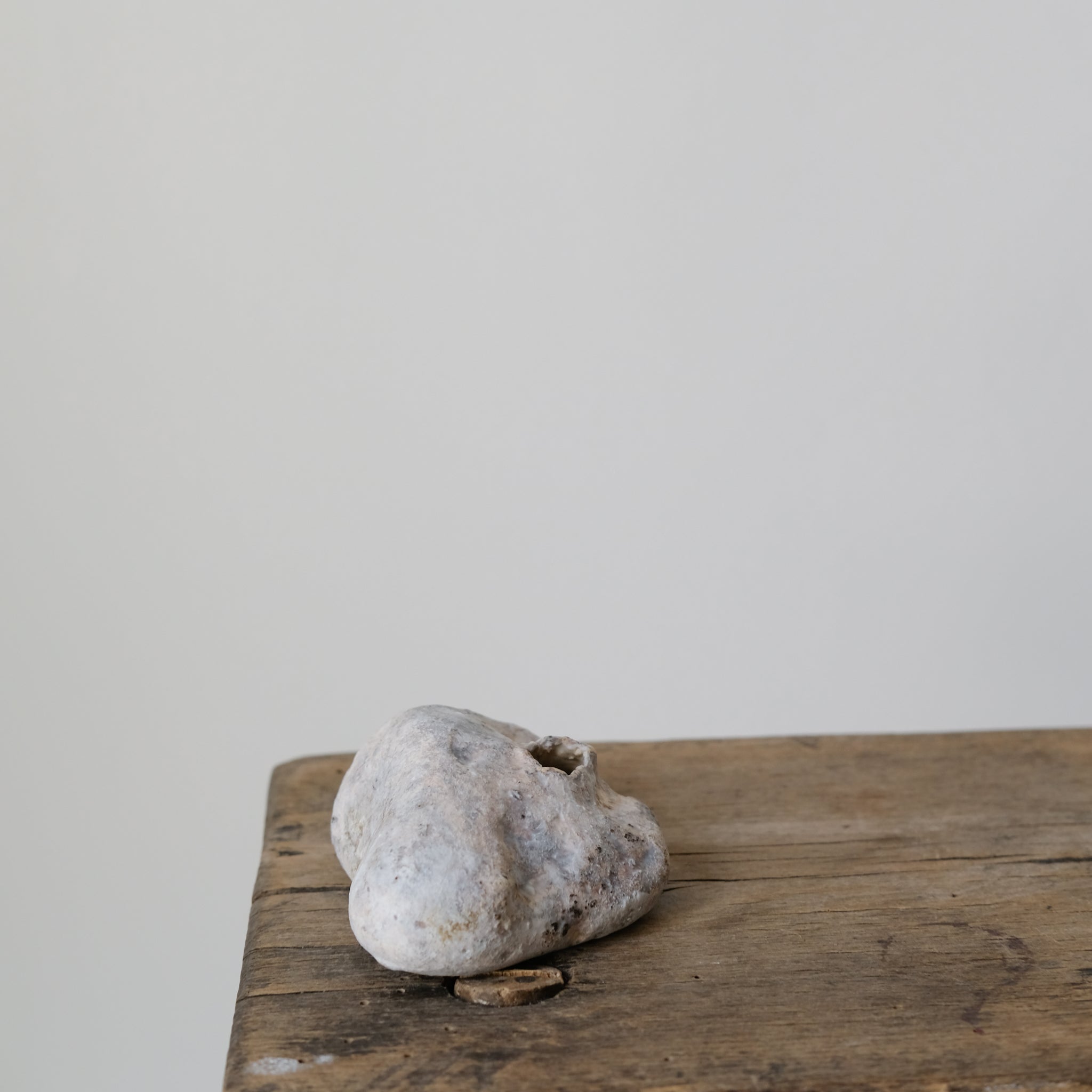 Vase The Hague, Netherlands, 2017 de Yellow Nose Studio chez Brutal Ceramics