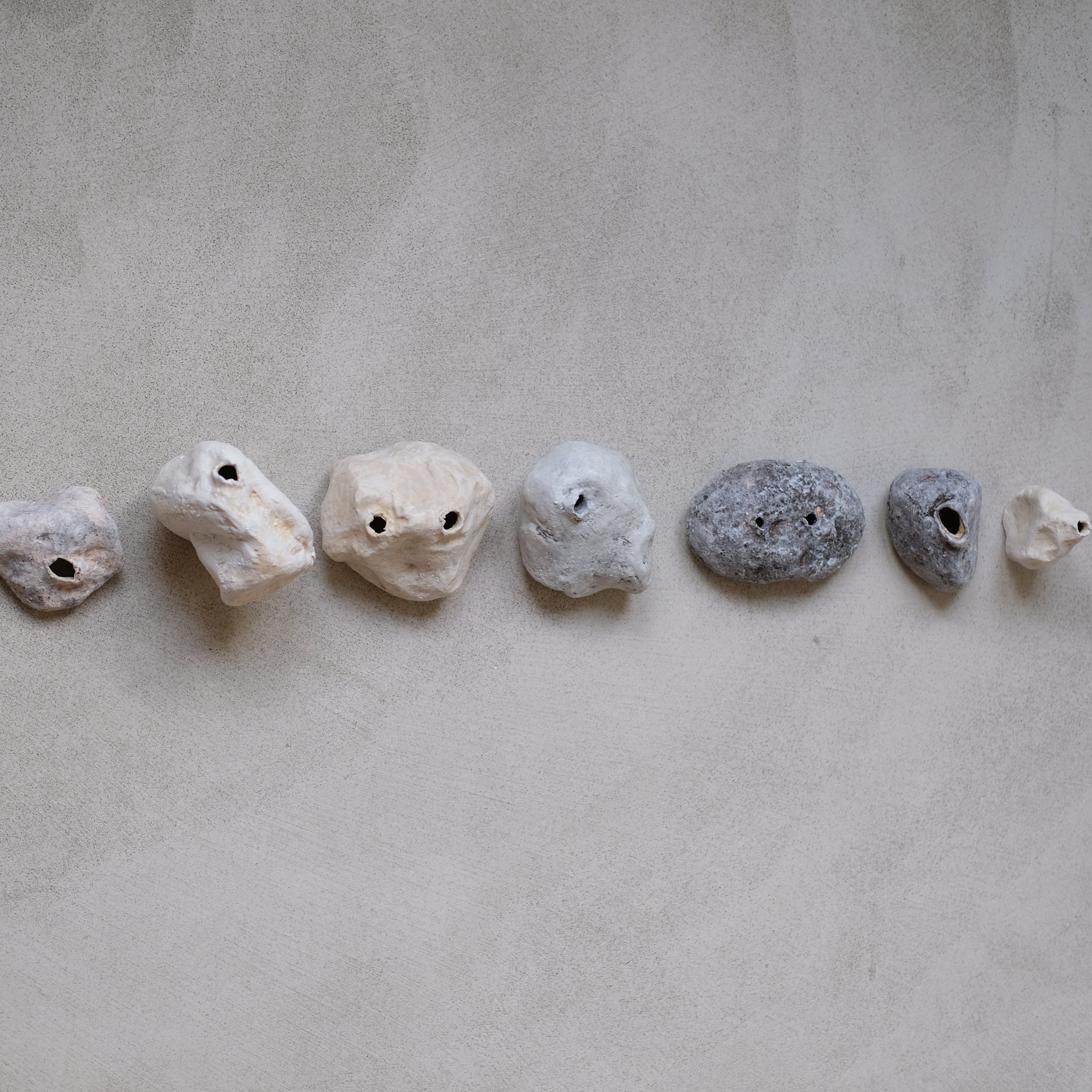 Vase Taipei, Taiwan, 2020 - H 7cm - Gris blanc Yellow Nose Studio chez Brutal Ceramics
