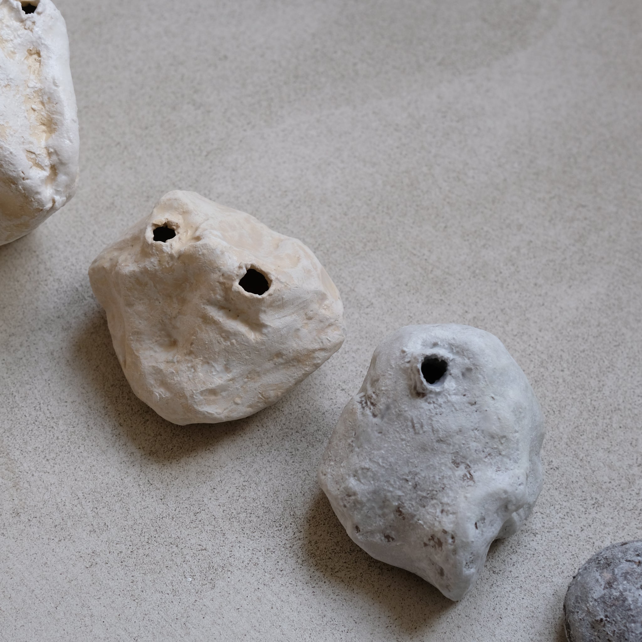 Vase Taipei, Taiwan, 2020 - H 7cm - Gris blanc Yellow Nose Studio chez Brutal Ceramics