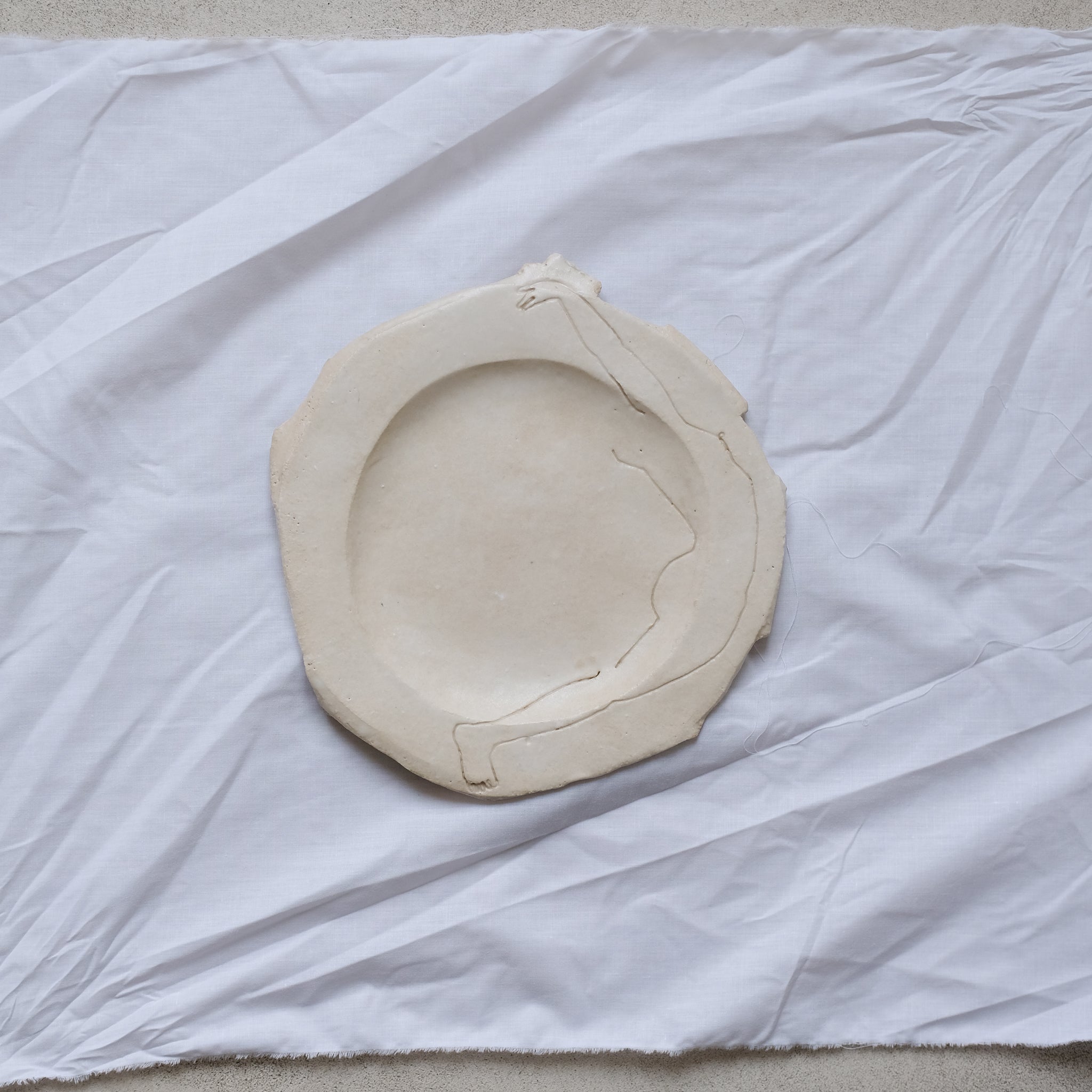 Assiette D 20cm "Arch Back"- Blanc de Yellow Nose Studio x Yuka Tanaka chez Brutal Ceramics