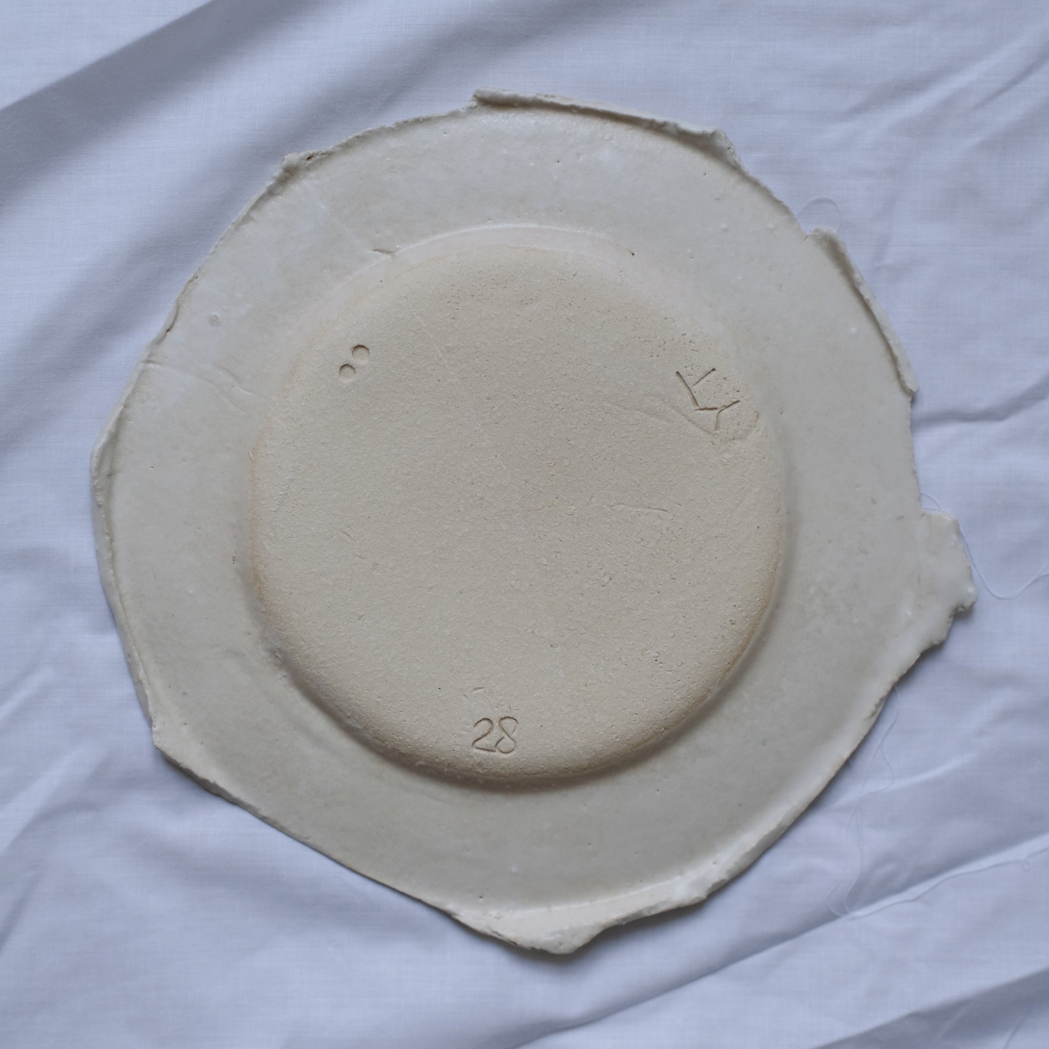 Assiette D 20cm "Arch Back"- Blanc de Yellow Nose Studio x Yuka Tanaka chez Brutal Ceramics