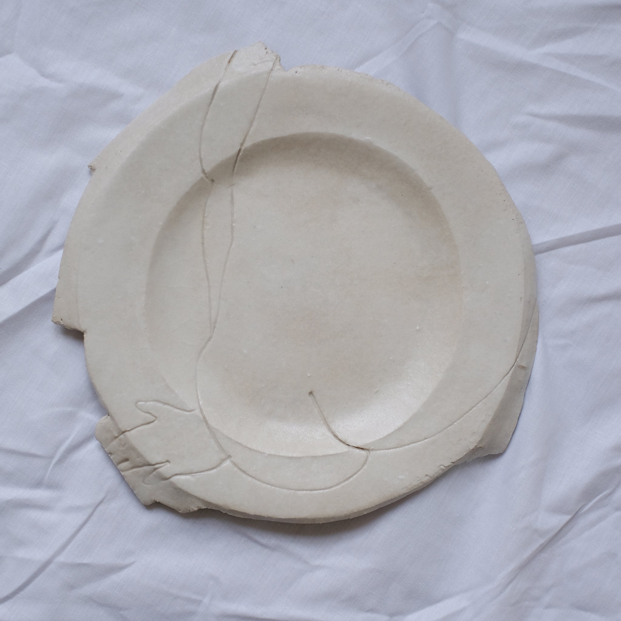 Assiette D 20cm "Seat on"- Blanc de Yellow Nose Studio x Yuka Tanaka  chez Brutal Ceramics
