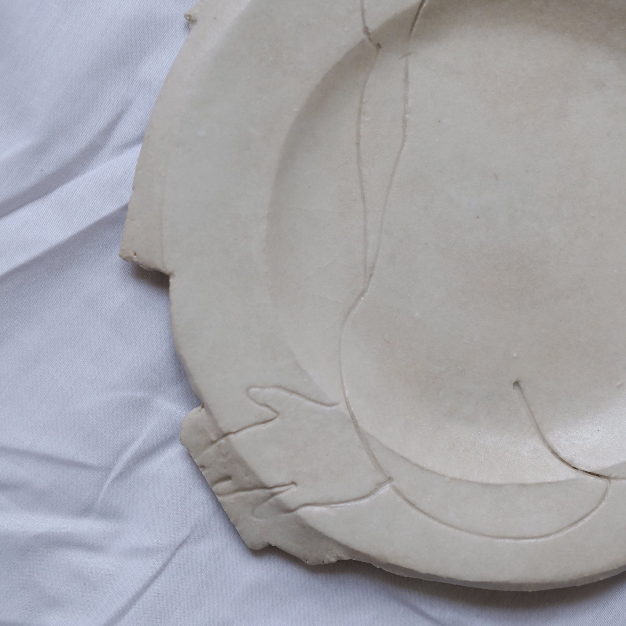 Assiette D 20cm "Seat on"- Blanc de Yellow Nose Studio x Yuka Tanaka  chez Brutal Ceramics