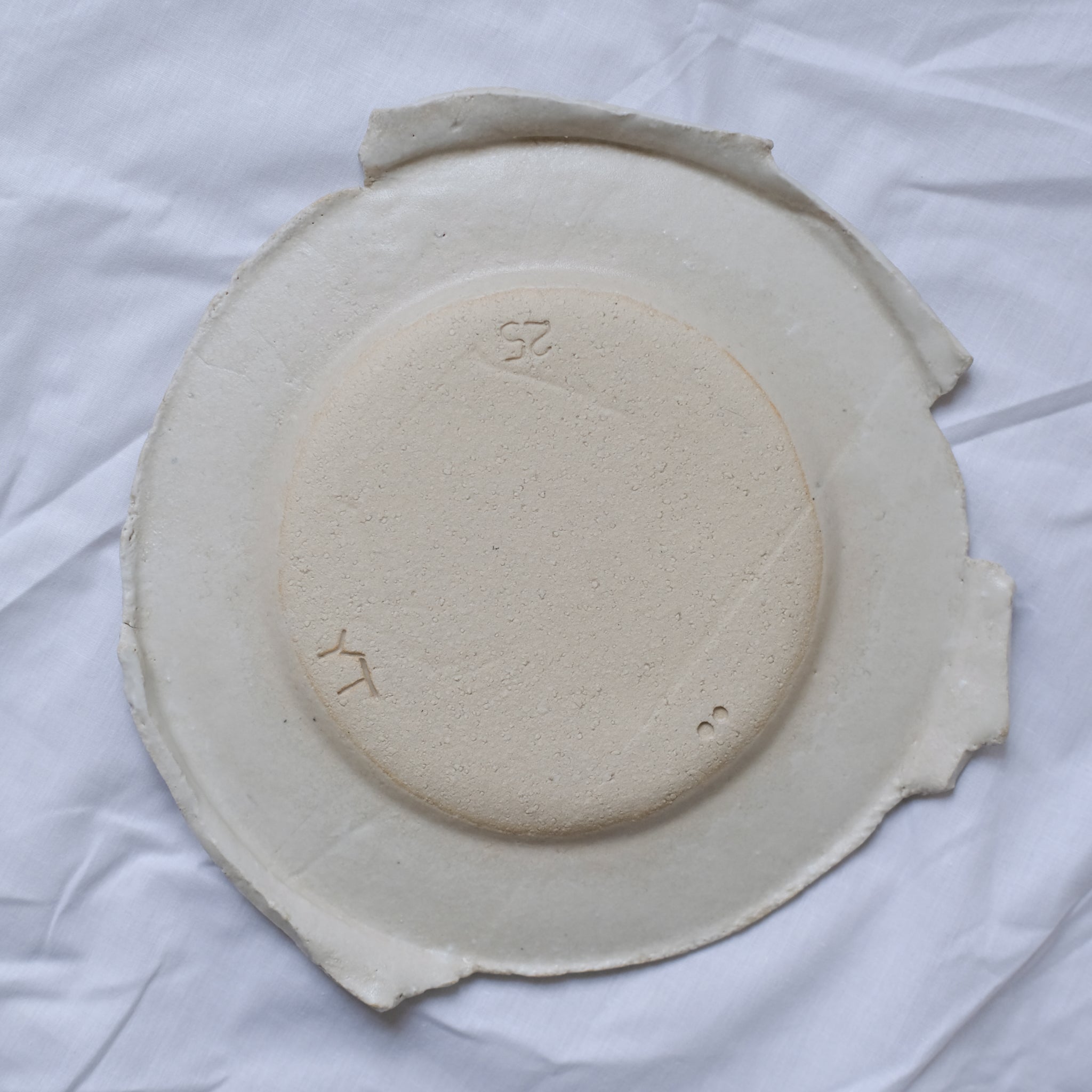 Assiette D 20cm "Seat on"- Blanc de Yellow Nose Studio x Yuka Tanaka  chez Brutal Ceramics