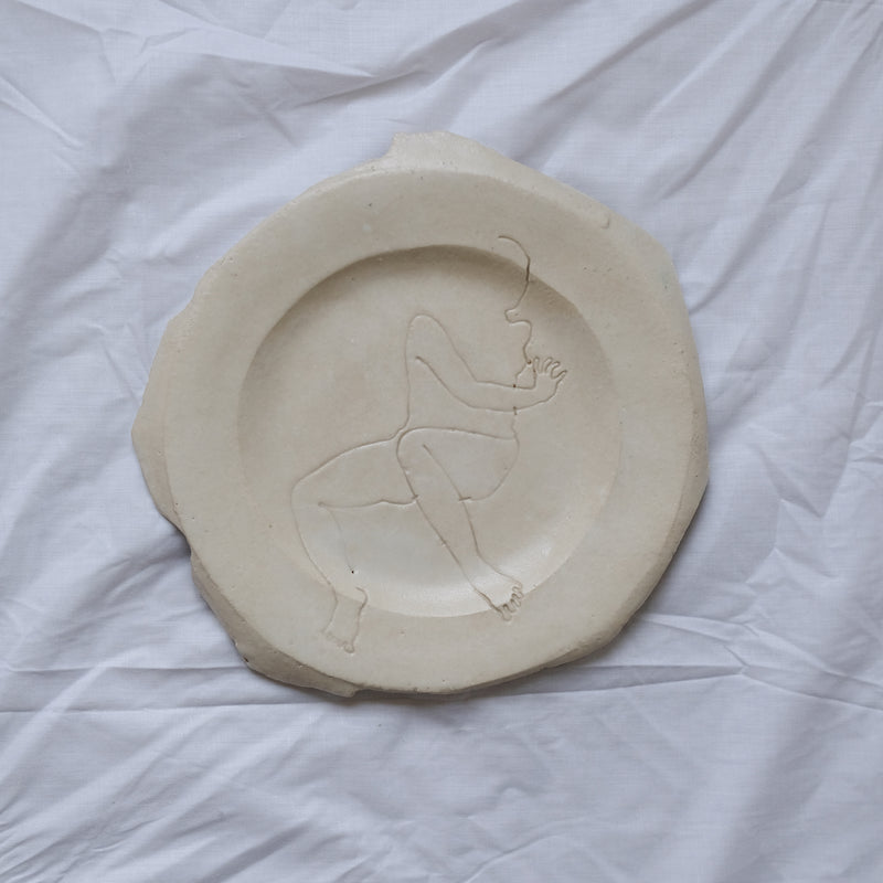 Assiette D 20cm "Reclining"- Blanc de Yellow Nose Studio x Yuka Tanaka chez Brutal Ceramics