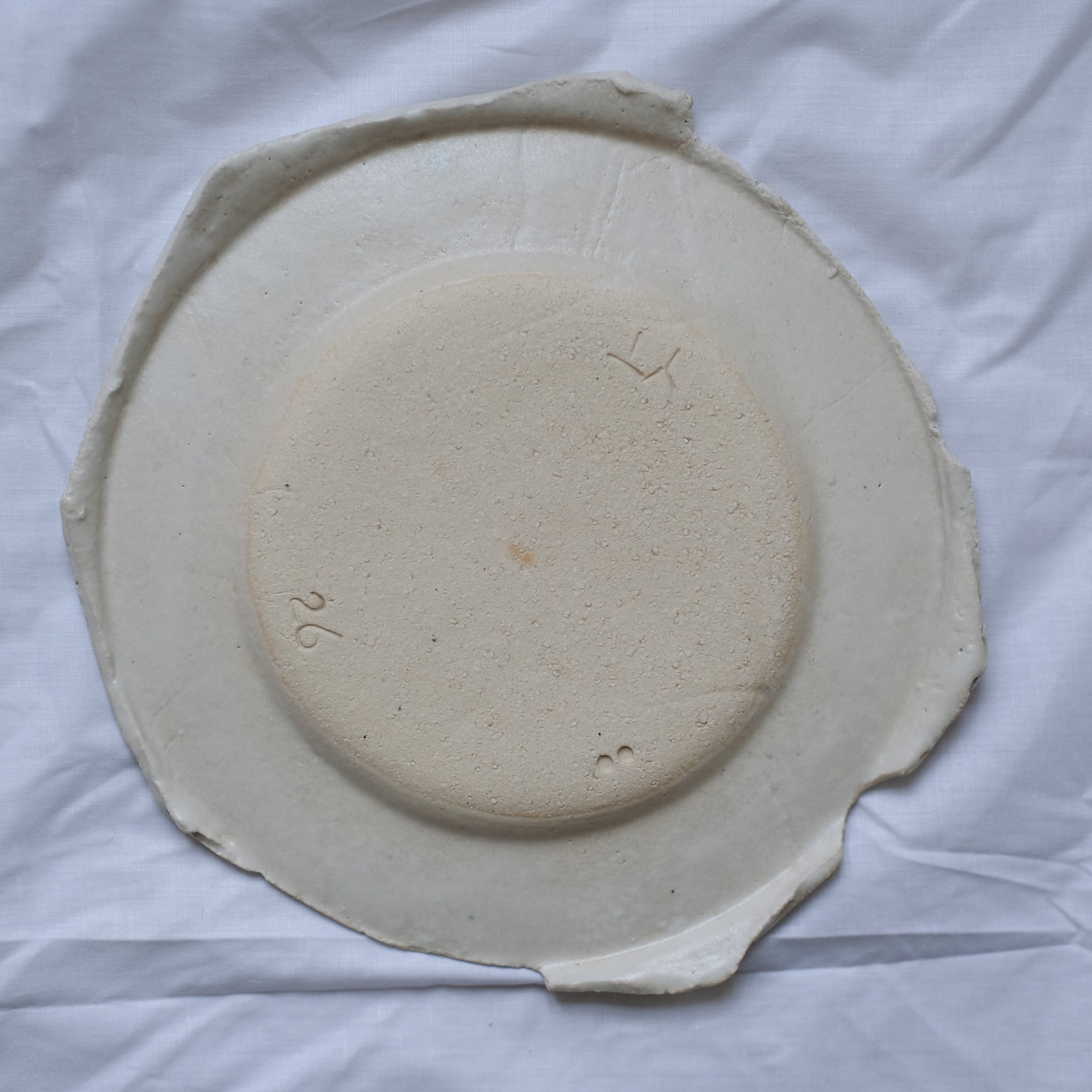 Assiette D 20cm "Reclining"- Blanc de Yellow Nose Studio x Yuka Tanaka chez Brutal Ceramics