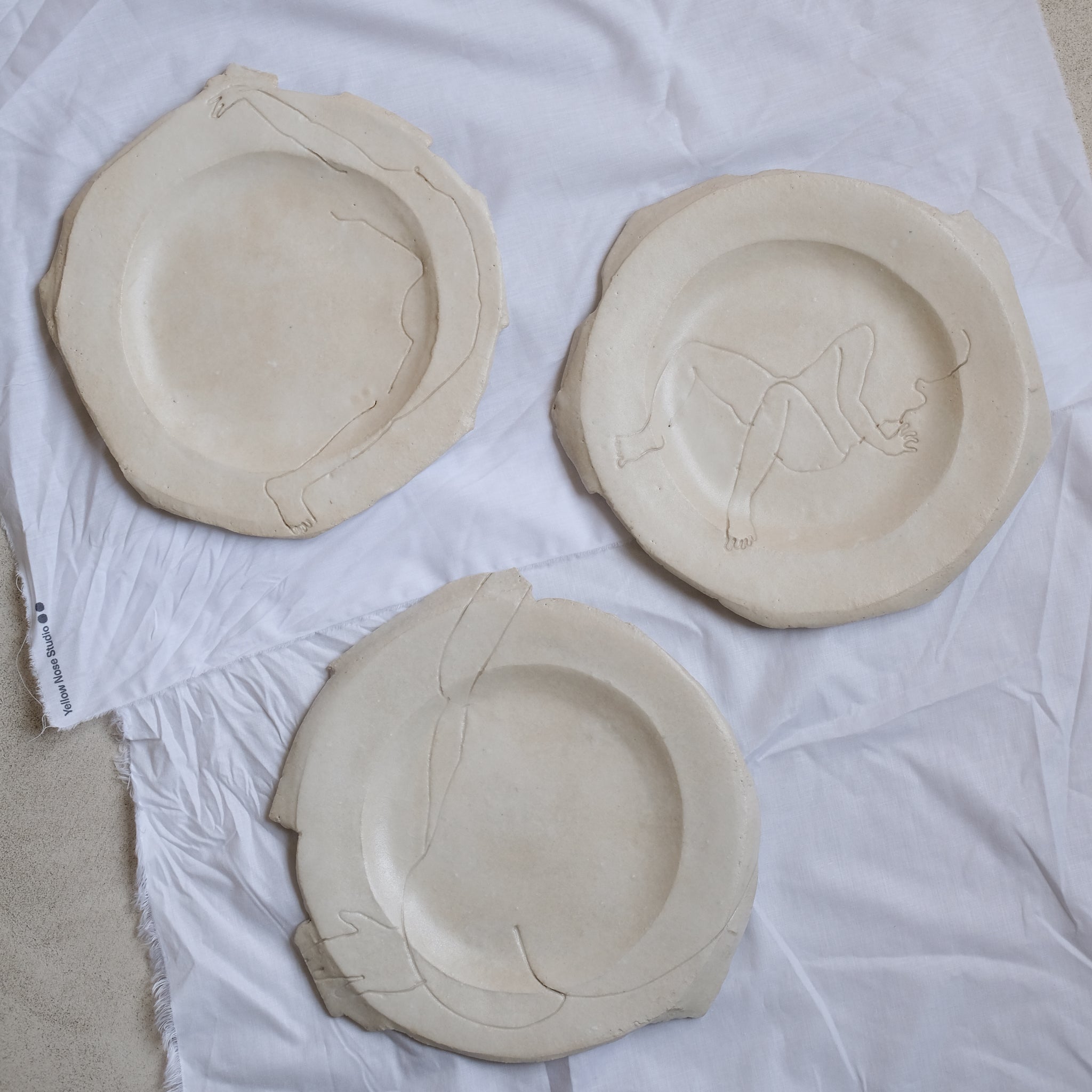 Assiette D 20cm "Arch Back"- Blanc de Yellow Nose Studio x Yuka Tanaka chez Brutal Ceramics