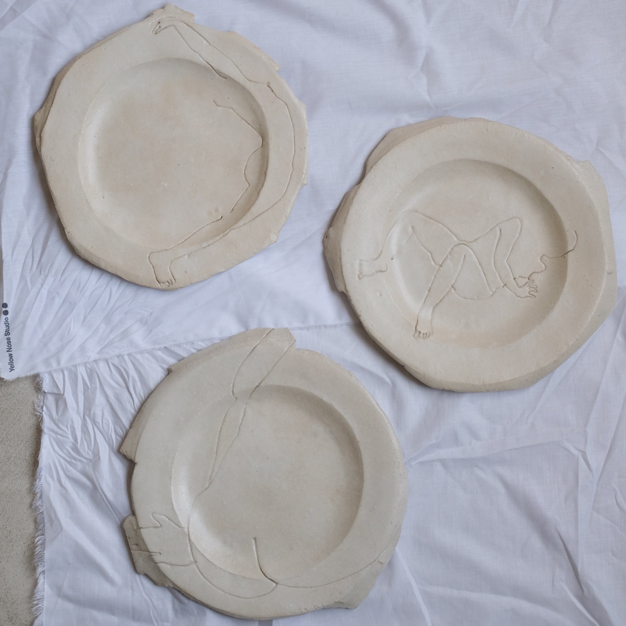 Assiette D 20cm "Seat on"- Blanc de Yellow Nose Studio x Yuka Tanaka  chez Brutal Ceramics