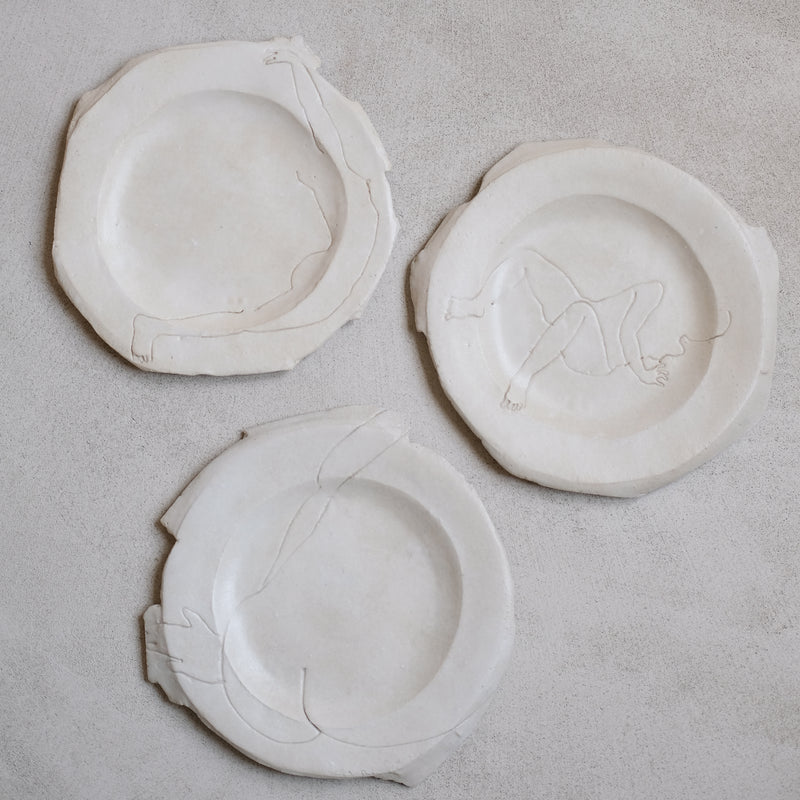 Assiette D 20cm "Arch Back"- Blanc de Yellow Nose Studio x Yuka Tanaka chez Brutal Ceramics
