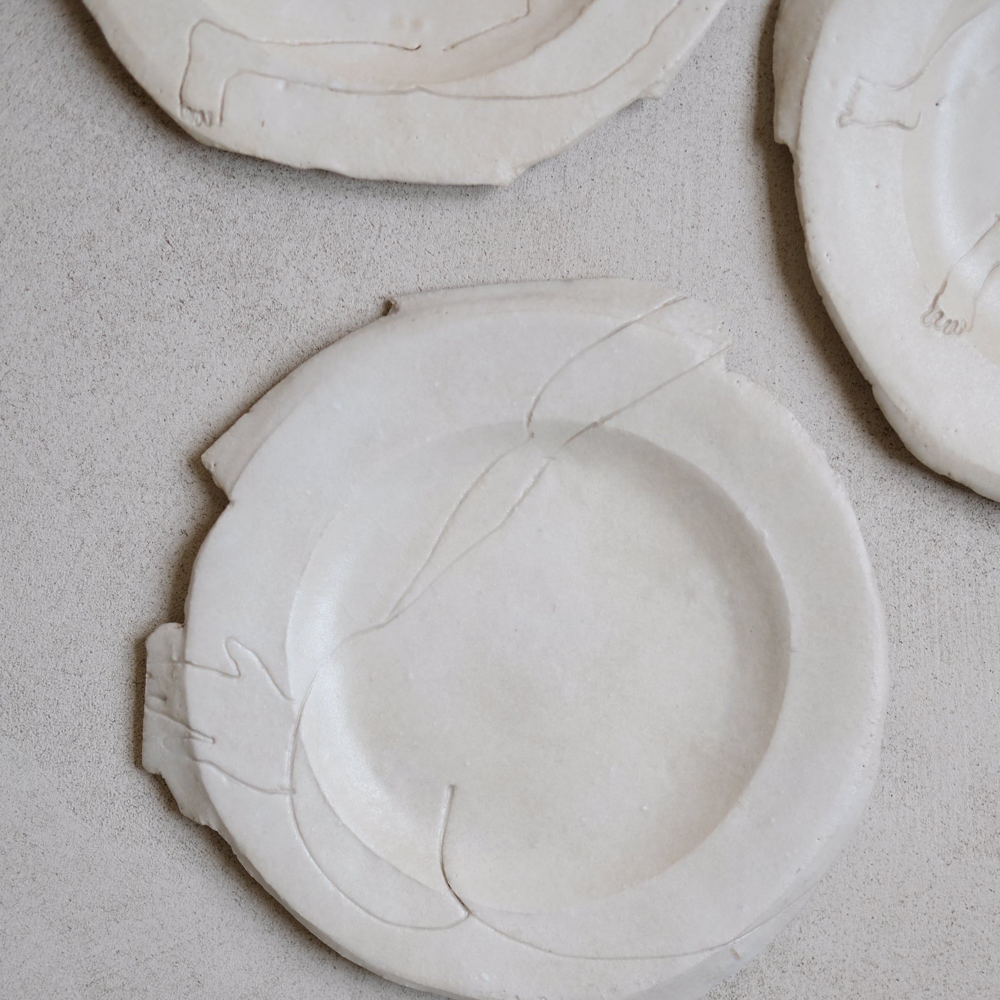 Assiette D 20cm "Seat on"- Blanc de Yellow Nose Studio x Yuka Tanaka  chez Brutal Ceramics