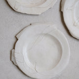 Assiette D 20cm "Seat on"- Blanc de Yellow Nose Studio x Yuka Tanaka  chez Brutal Ceramics