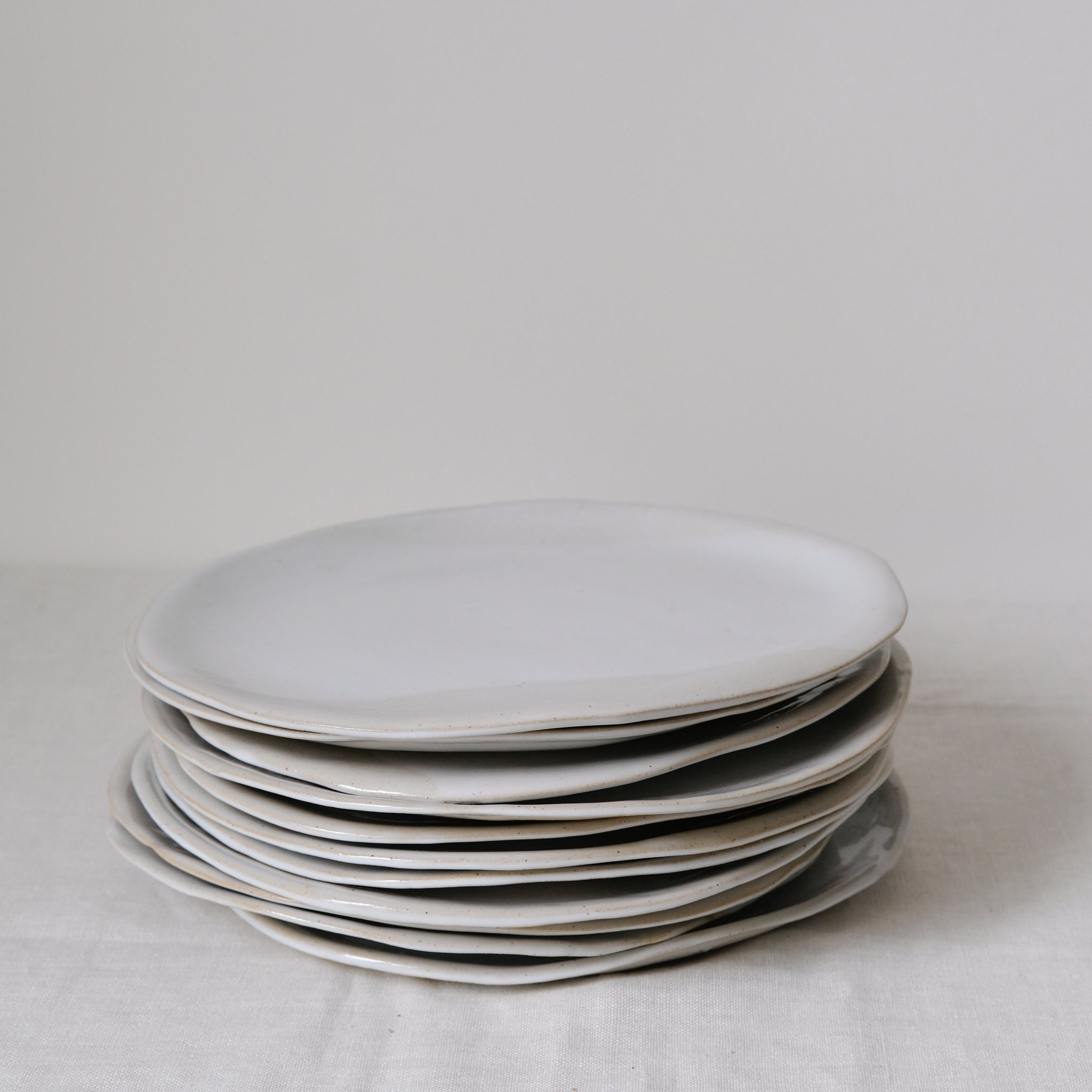 Assiette en grès par mr céramiques chez Brutal Ceramics
