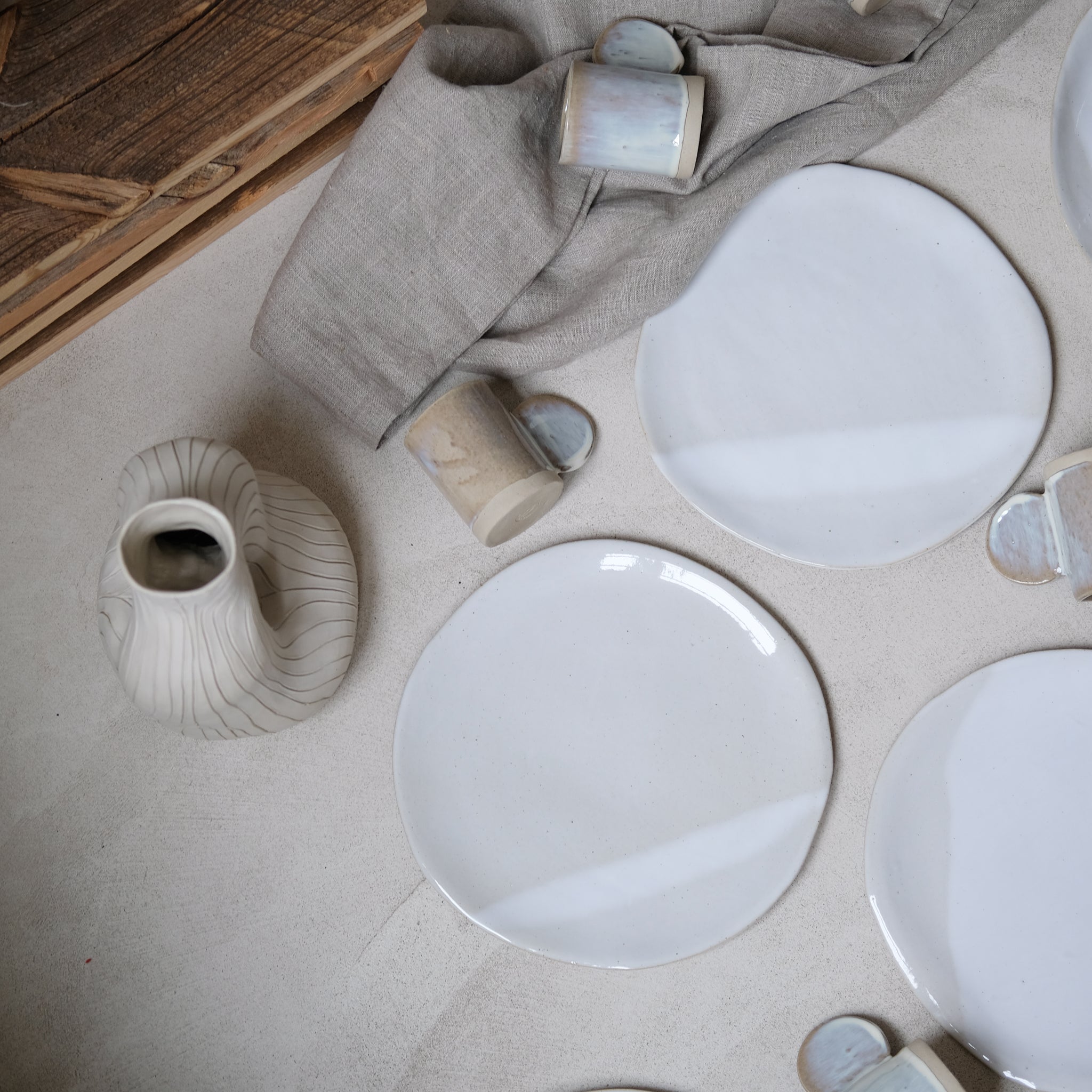 Assiette en grès par mr céramiques chez Brutal Ceramics