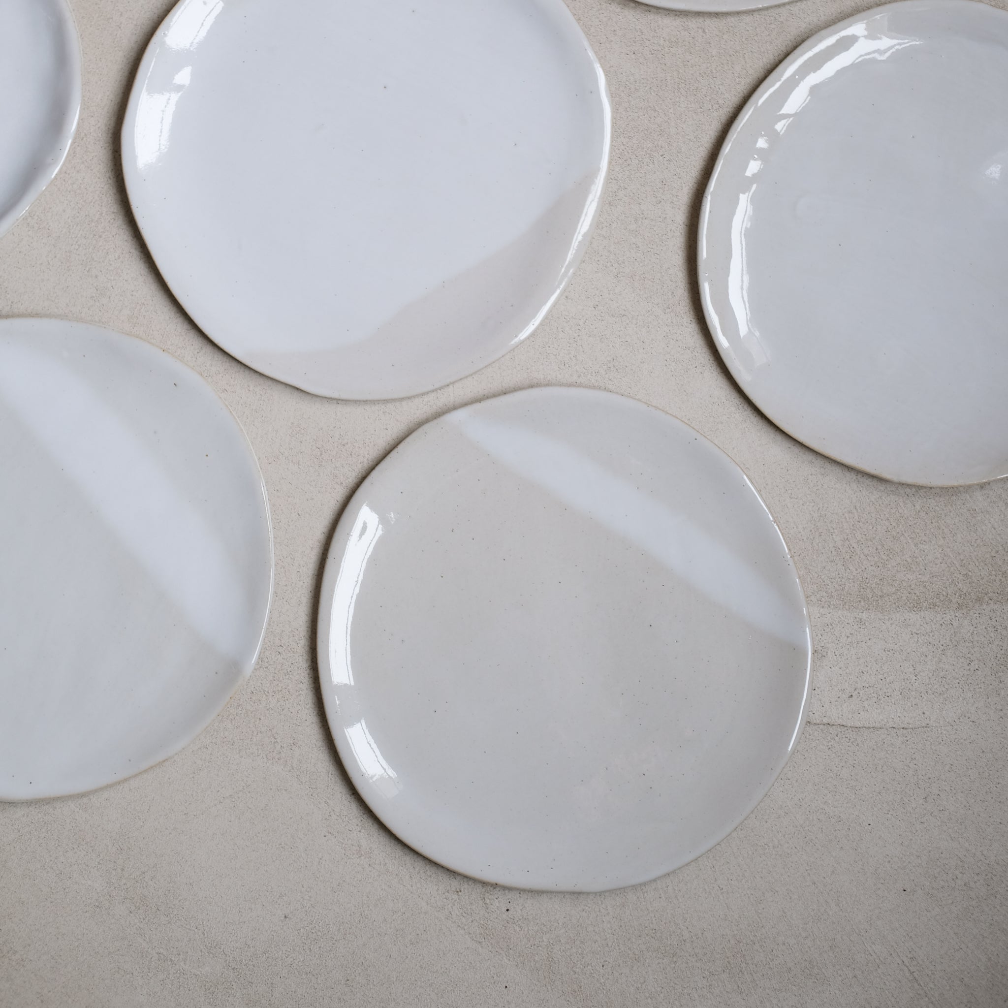 Assiette en grès par mr céramiques chez Brutal Ceramics