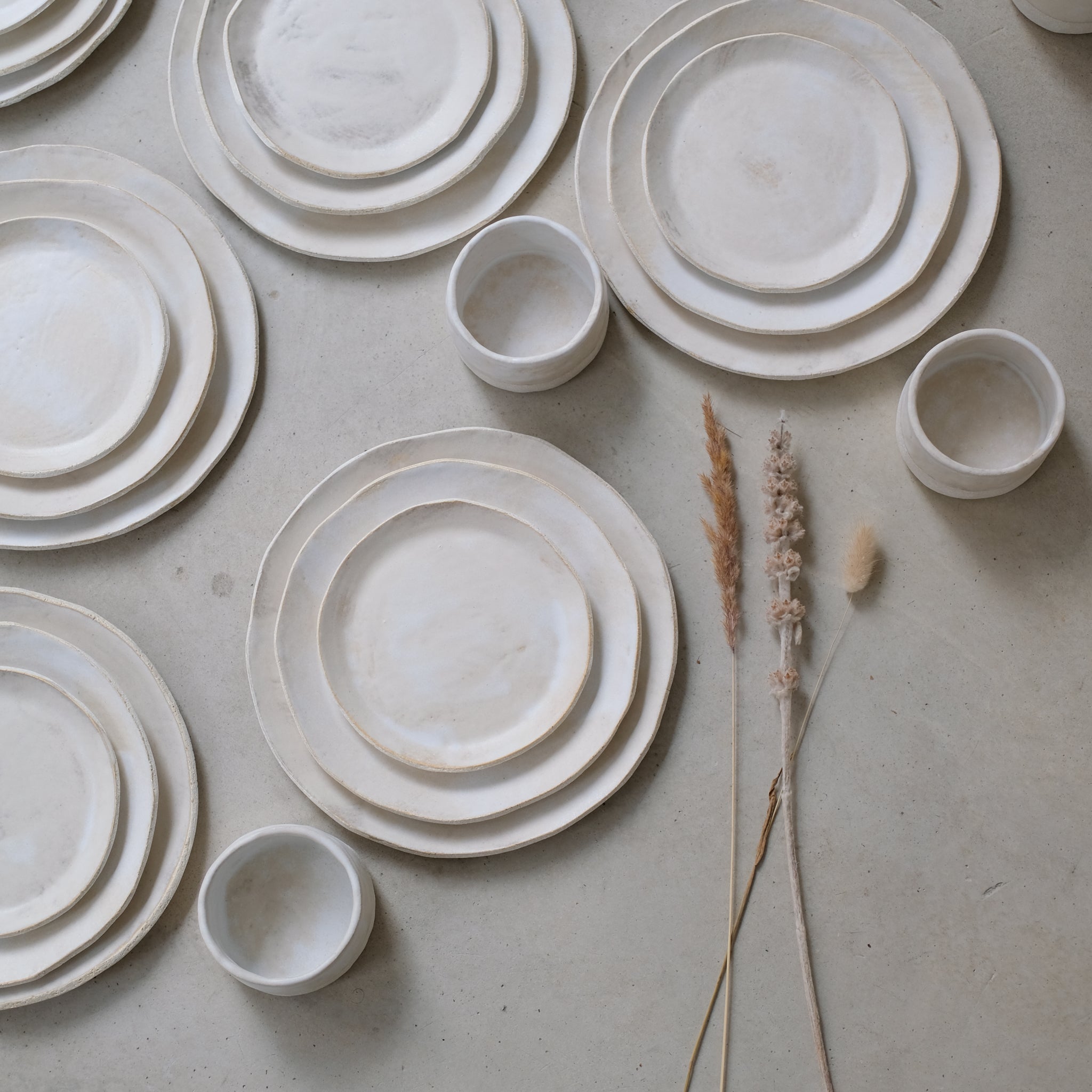 Tasse en grès blanc d'Anne Marie Peters chez Brutal Ceramics
