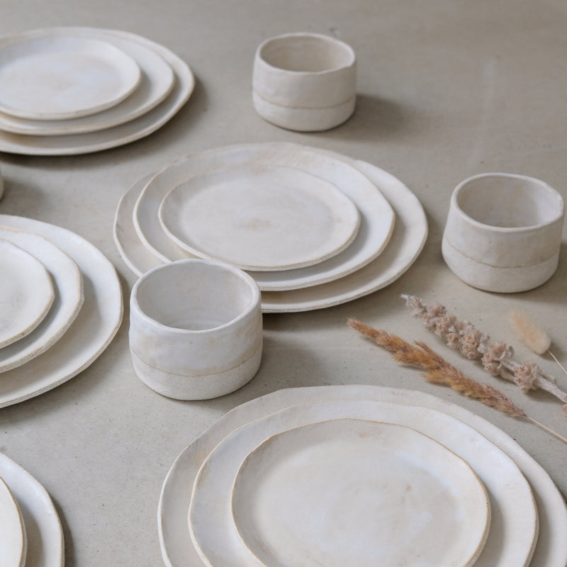 Assiette M en grès blanc d'Anne Marie Peters chez Brutal Ceramics