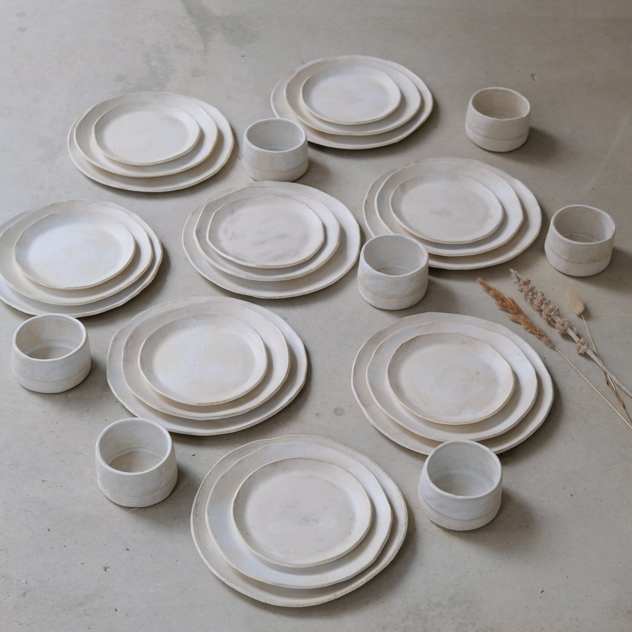 Assiette xs en grès blanc, d'Anne Marie Peters chez Brutal Ceramics