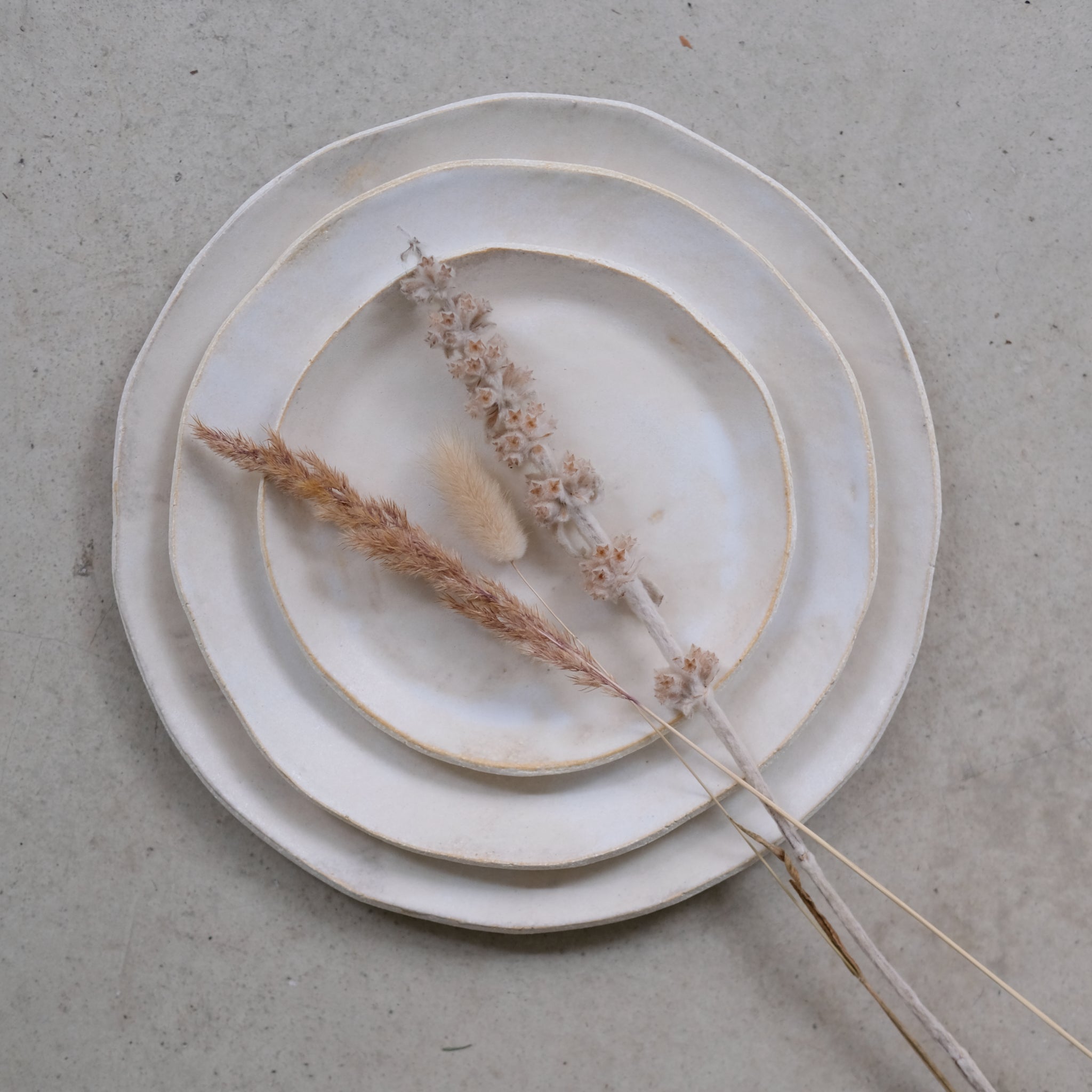 Assiette M en grès blanc d'Anne Marie Peters chez Brutal Ceramics