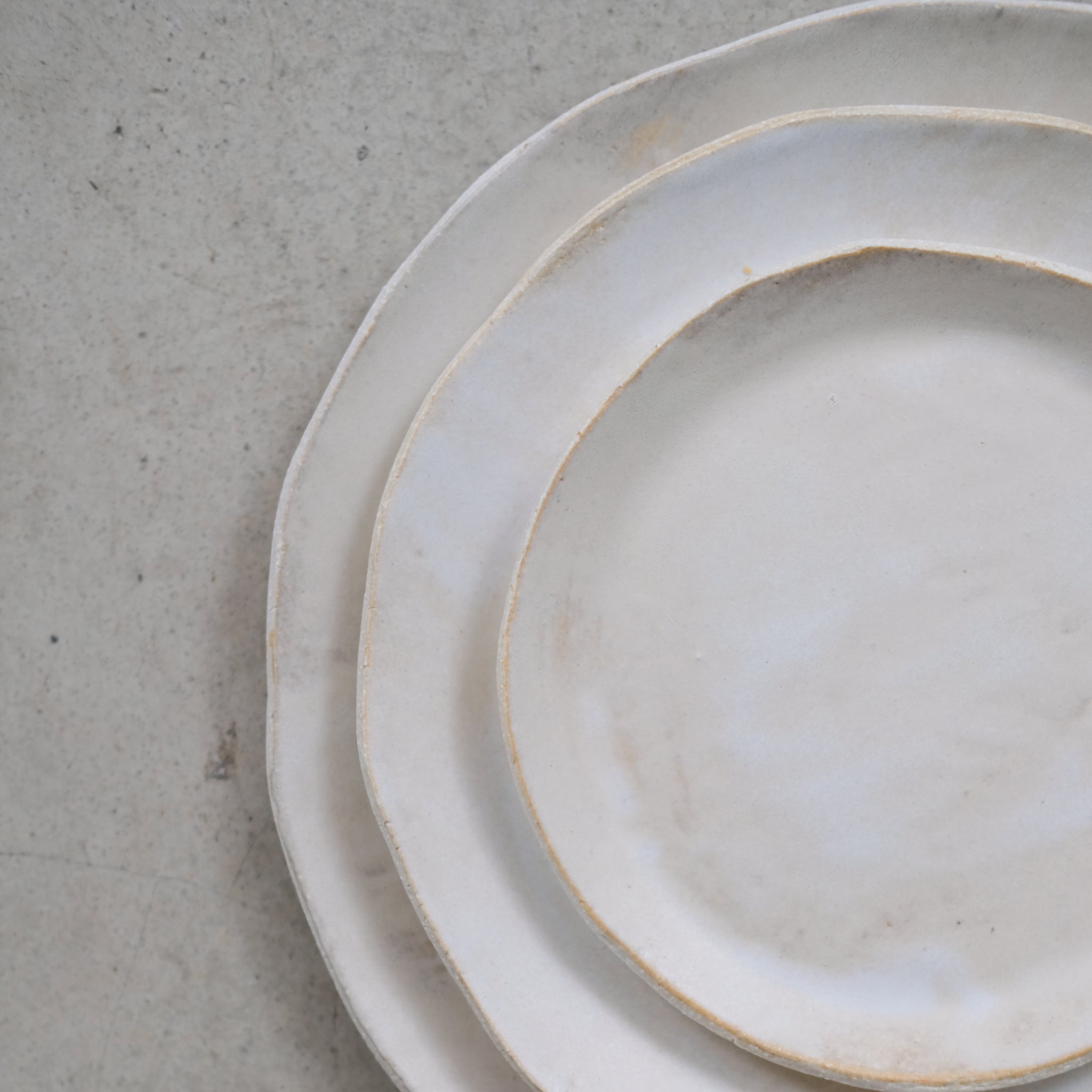 Assiette S en  grès blanc d'Anne Marie Peters chez Brutal Ceramics