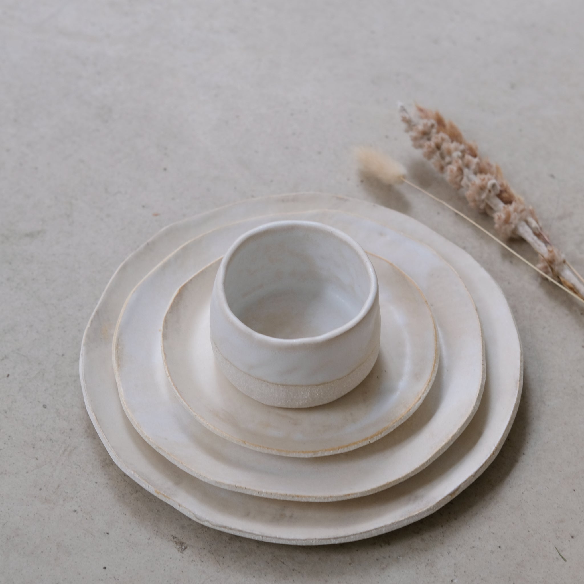 Assiette S en  grès blanc d'Anne Marie Peters chez Brutal Ceramics