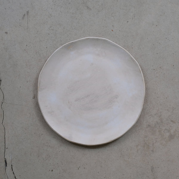 Assiette M en grès blanc d'Anne Marie Peters chez Brutal Ceramics