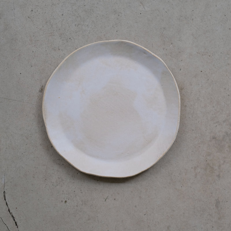 Assiette S en  grès blanc d'Anne Marie Peters chez Brutal Ceramics