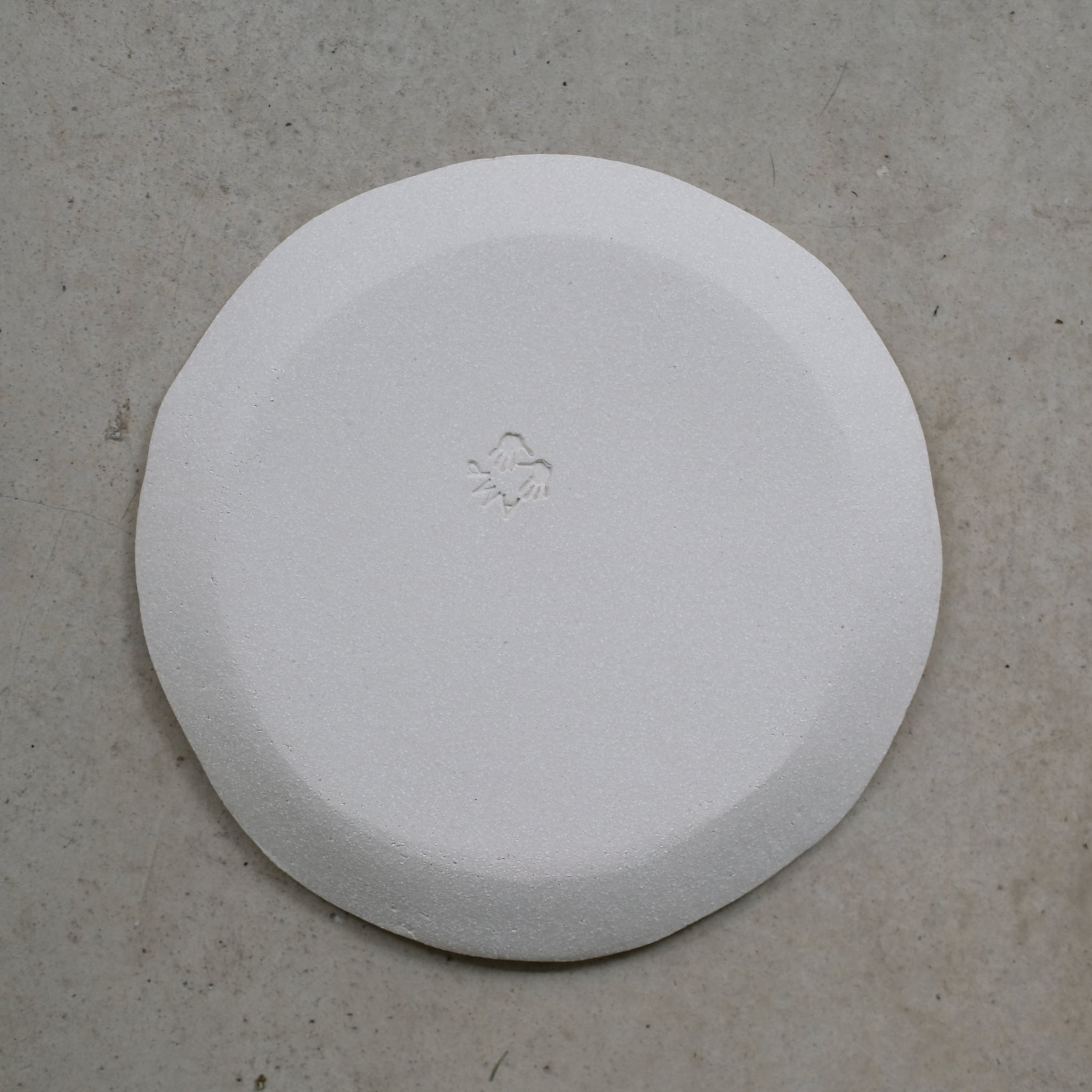 Assiette S en  grès blanc d'Anne Marie Peters chez Brutal Ceramics