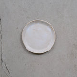 Assiette xs en grès blanc, d'Anne Marie Peters chez Brutal Ceramics