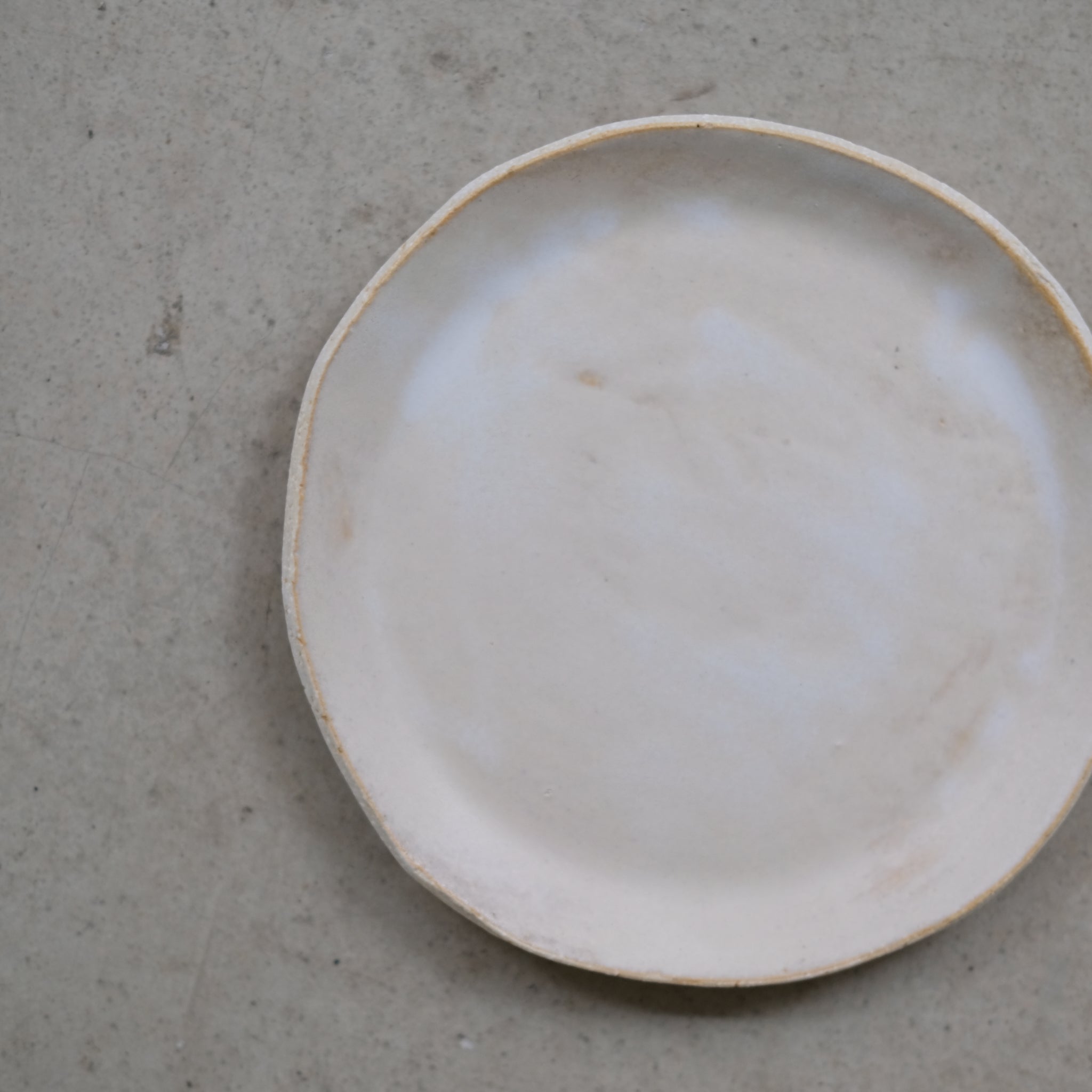 Assiette xs en grès blanc, d'Anne Marie Peters chez Brutal Ceramics