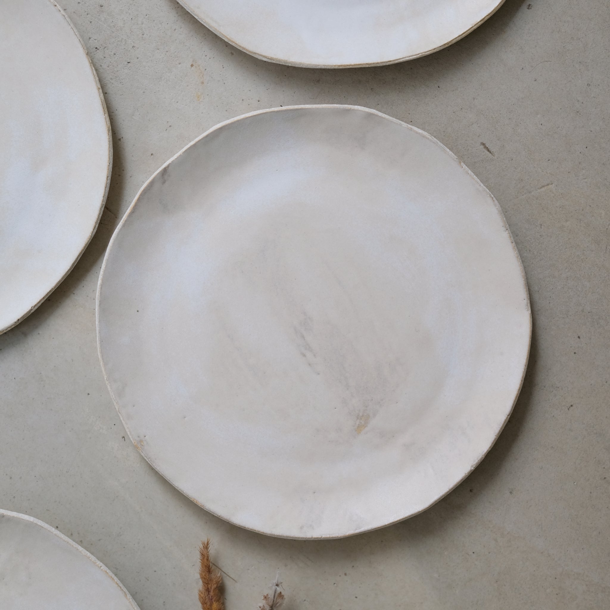 Assiette M en grès blanc d'Anne Marie Peters chez Brutal Ceramics