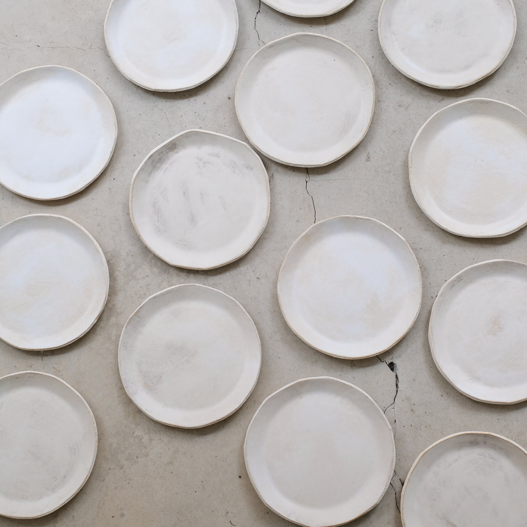 Assiette xs en grès blanc, d'Anne Marie Peters chez Brutal Ceramics