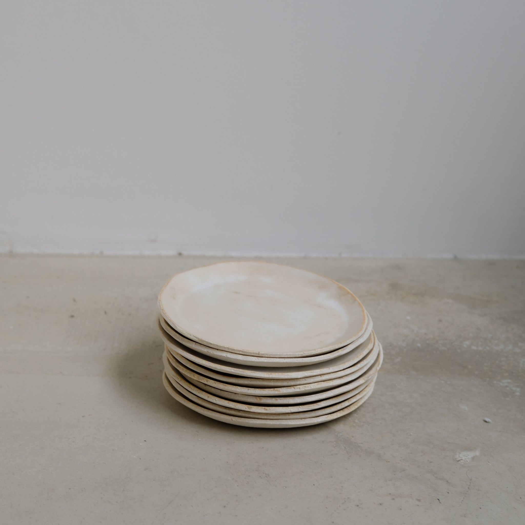 Assiette xs en grès blanc, d'Anne Marie Peters chez Brutal Ceramics