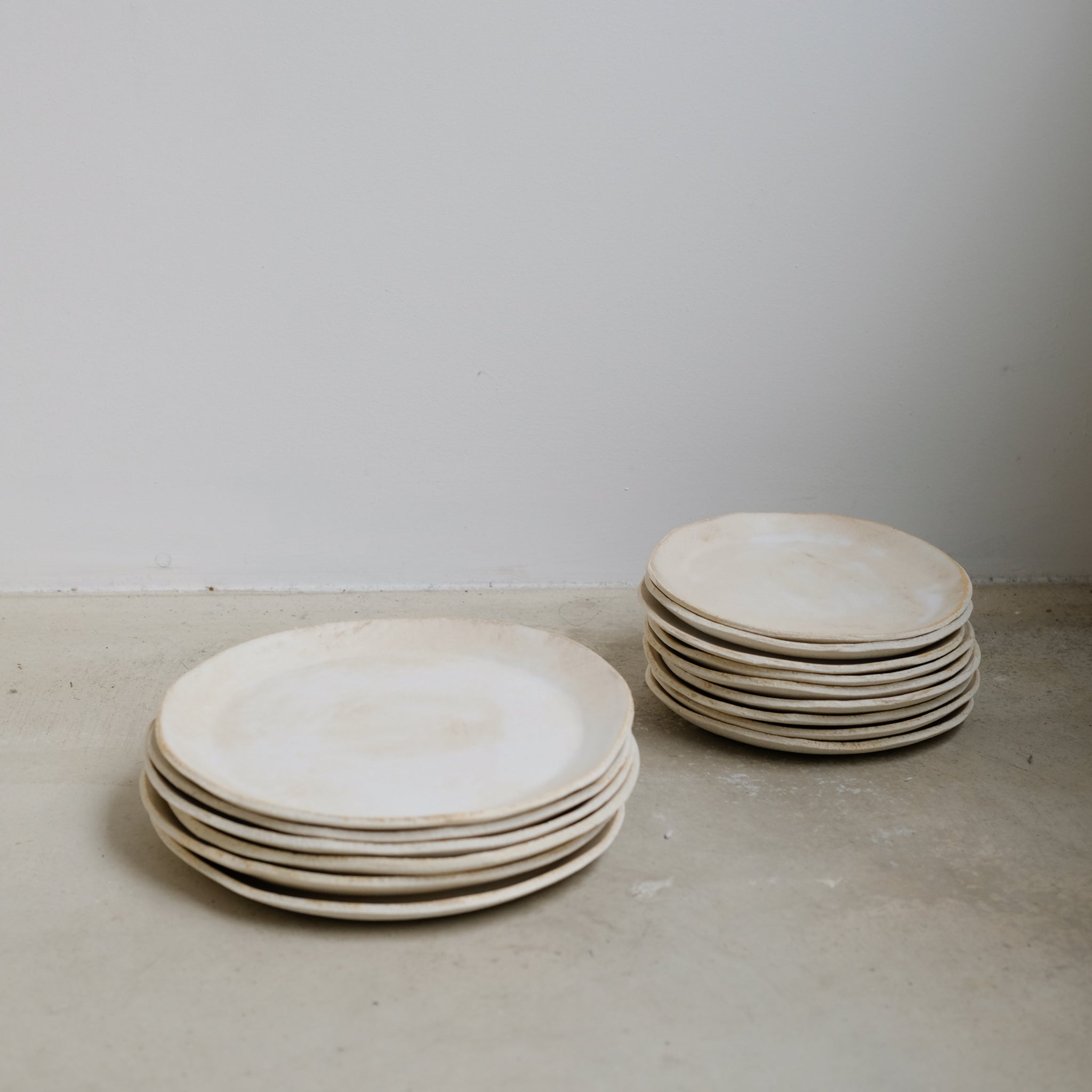 Assiette S en  grès blanc d'Anne Marie Peters chez Brutal Ceramics