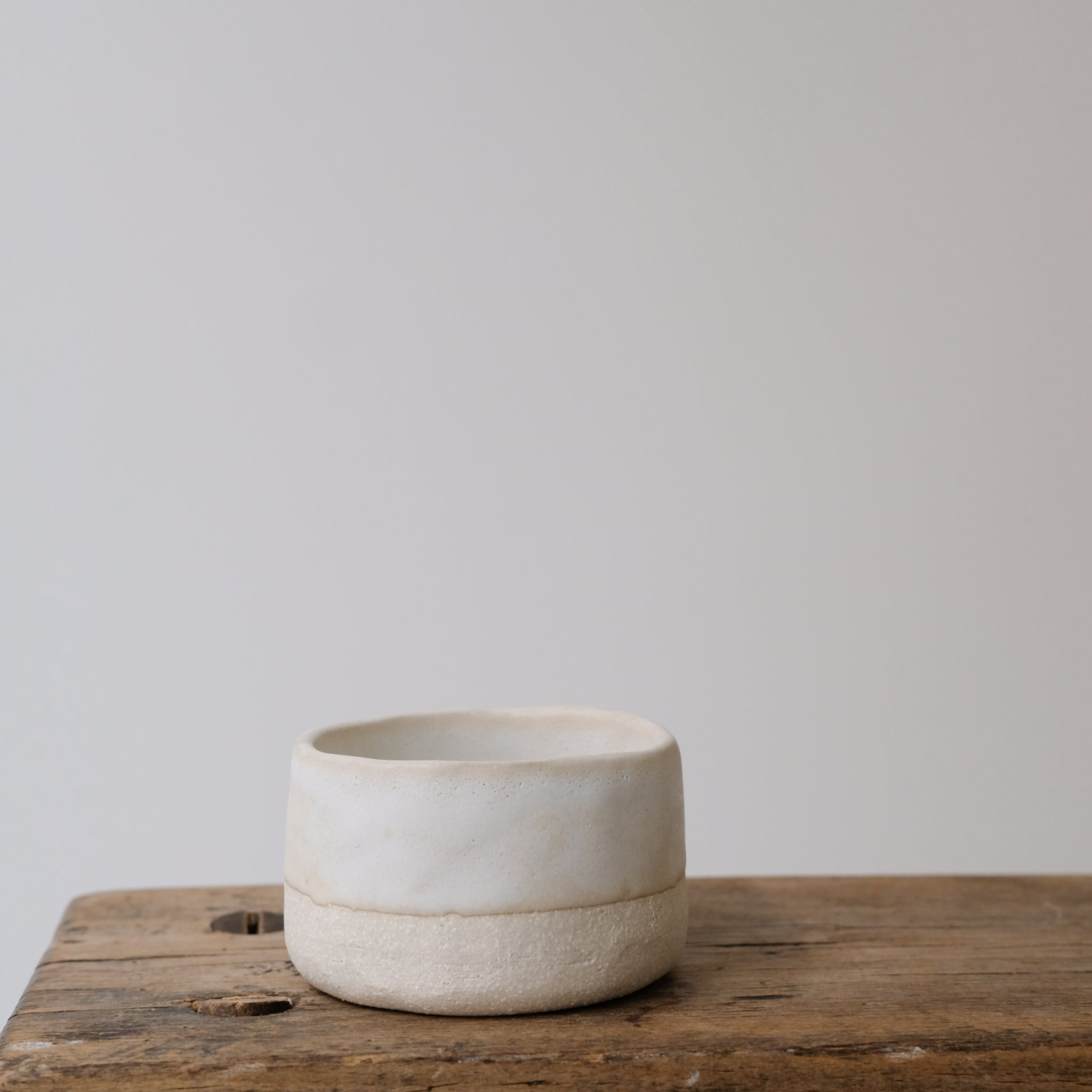 Tasse en grès blanc d'Anne Marie Peters chez Brutal Ceramics