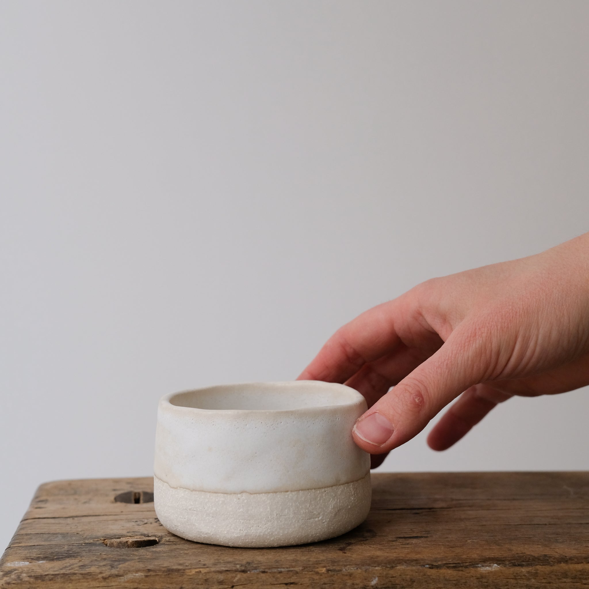 Tasse en grès blanc d'Anne Marie Peters chez Brutal Ceramics
