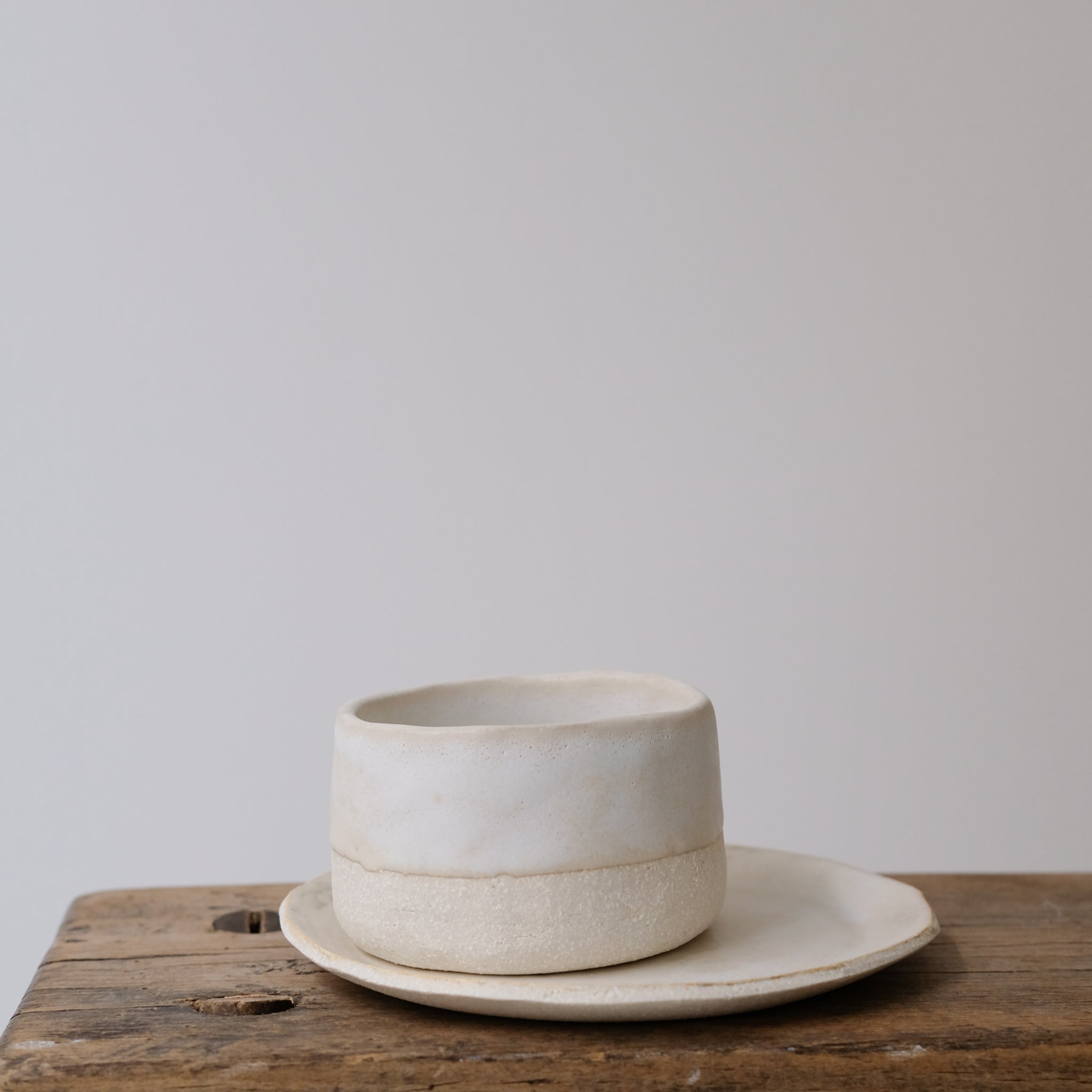 Tasse en grès blanc d'Anne Marie Peters chez Brutal Ceramics