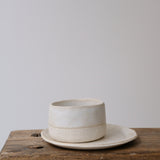 Tasse en grès blanc d'Anne Marie Peters chez Brutal Ceramics
