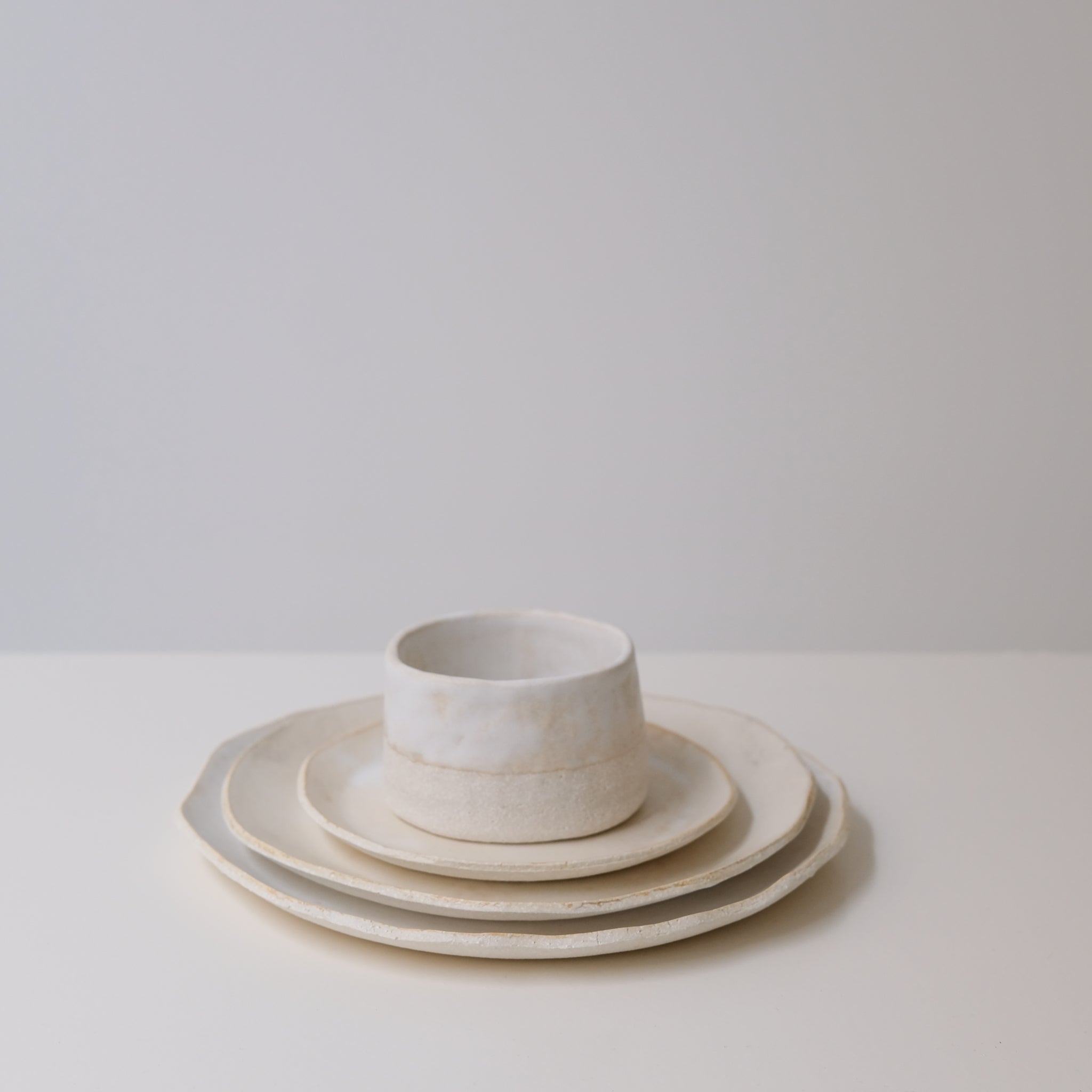 Assiette S en  grès blanc d'Anne Marie Peters chez Brutal Ceramics