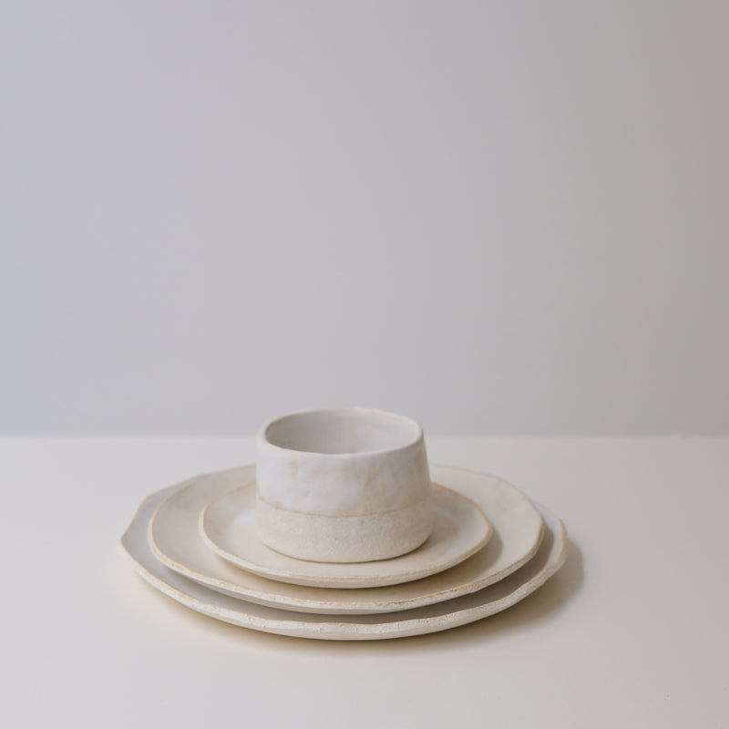 Tasse en grès blanc d'Anne Marie Peters chez Brutal Ceramics