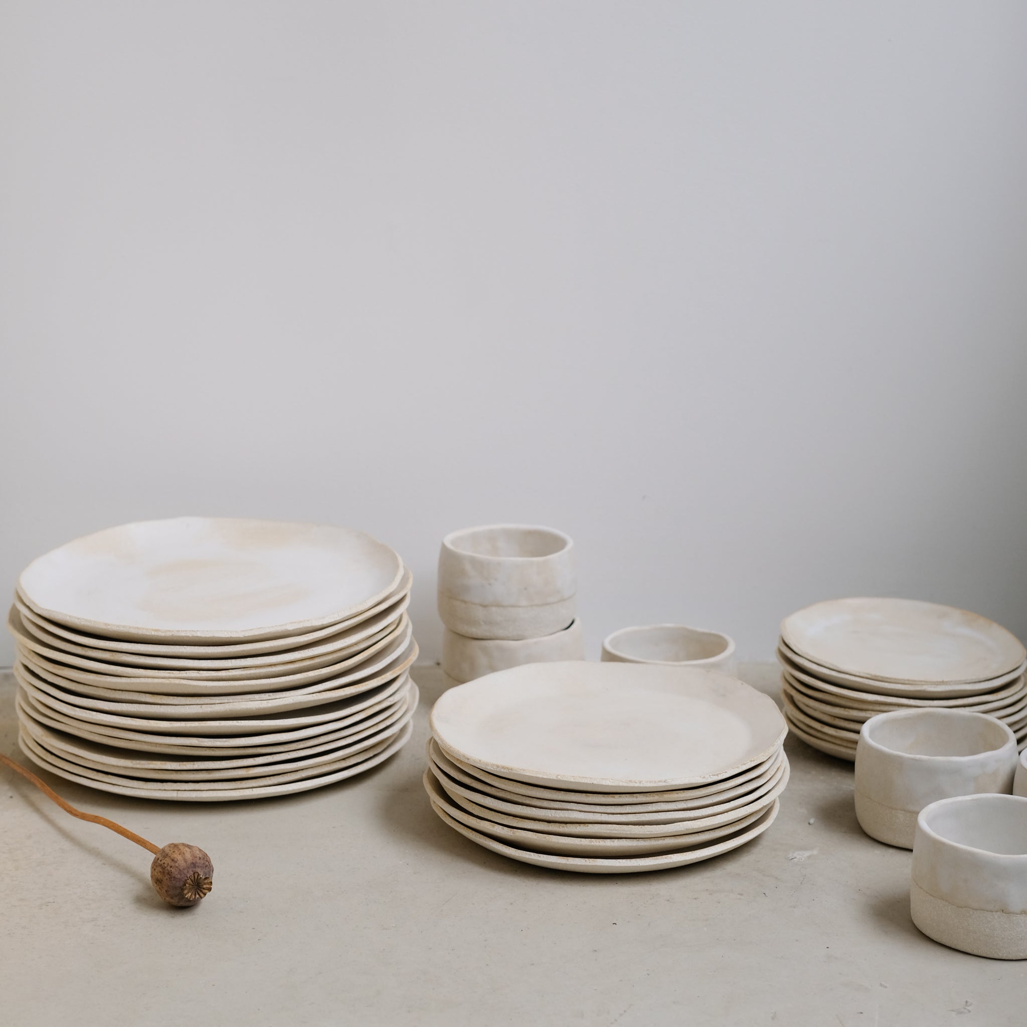 Assiette xs en grès blanc, d'Anne Marie Peters chez Brutal Ceramics