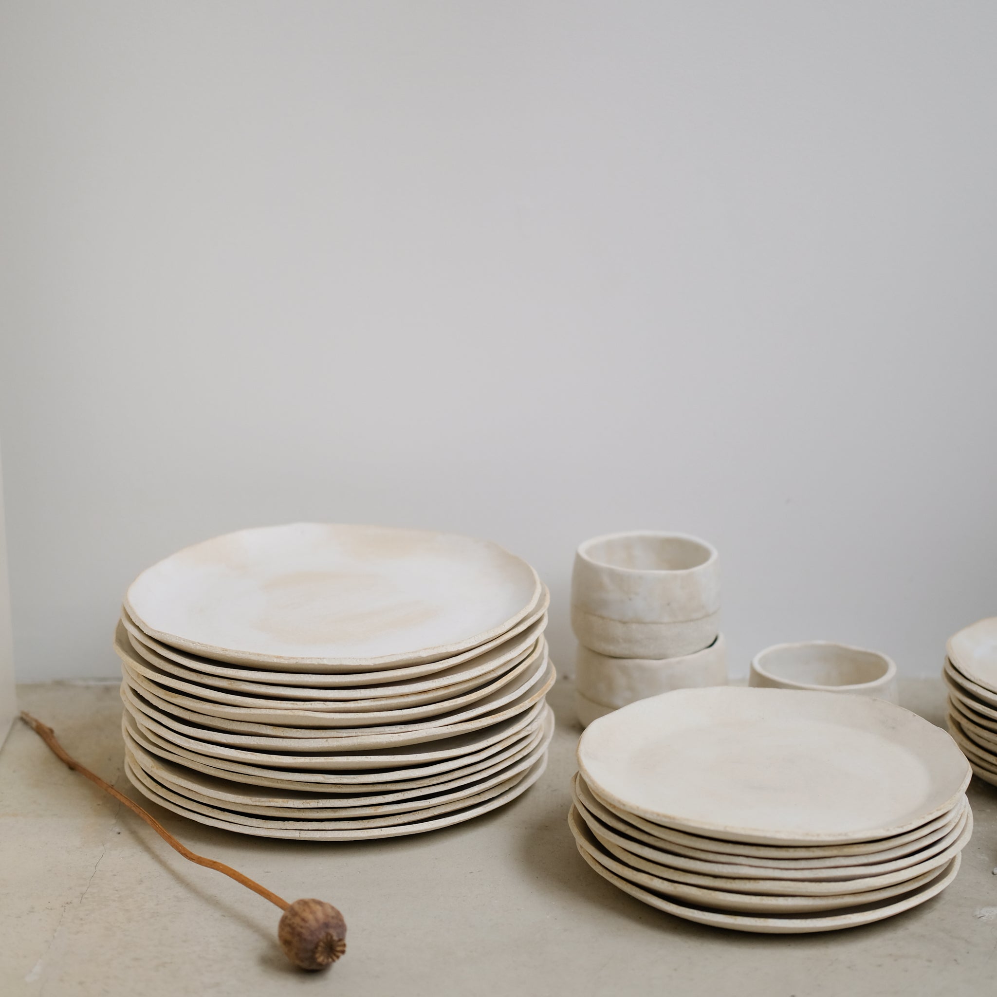 Assiette M en grès blanc d'Anne Marie Peters chez Brutal Ceramics