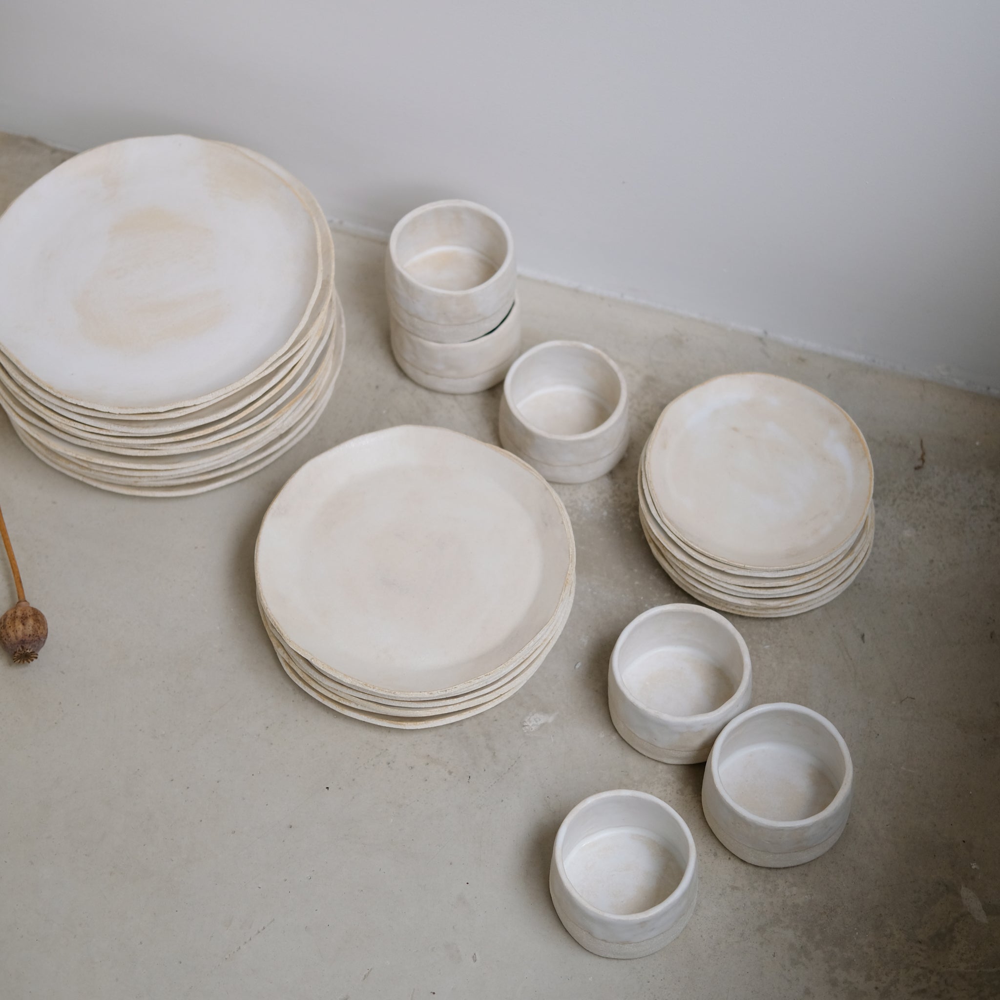 Assiette S en  grès blanc d'Anne Marie Peters chez Brutal Ceramics