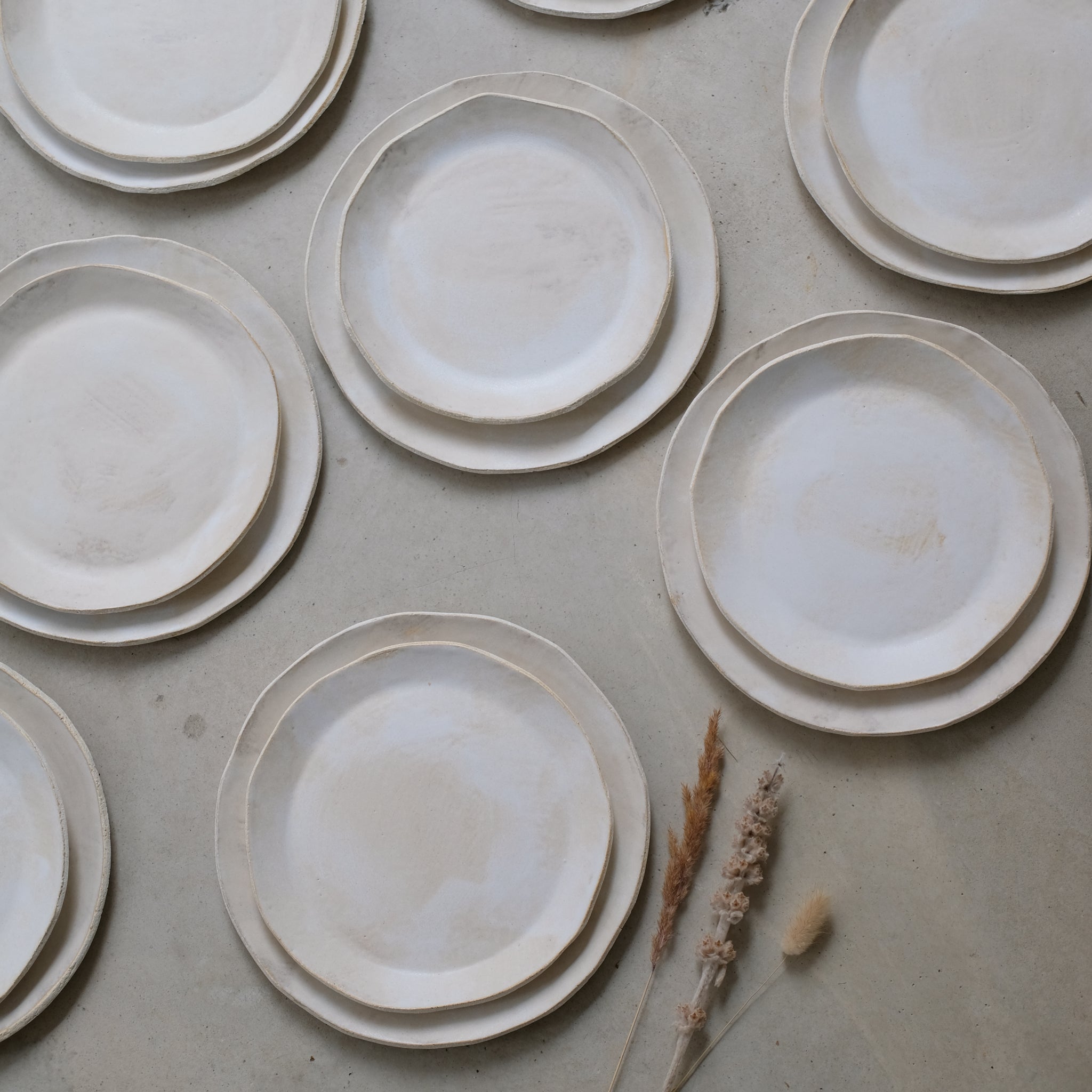 Assiette M en grès blanc d'Anne Marie Peters chez Brutal Ceramics