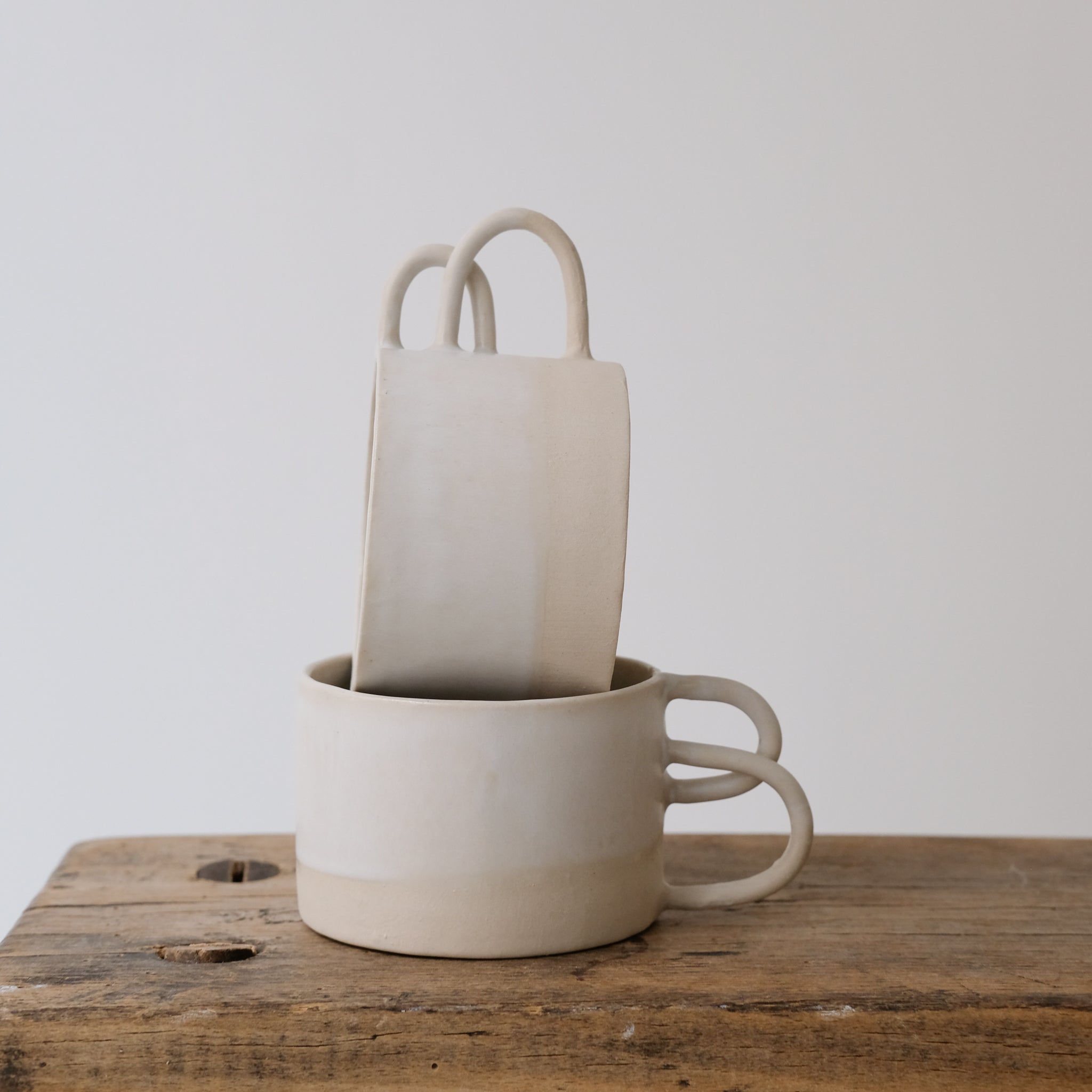 Mug Loop de la designer d'objet Camille Esnée chez Brutal Ceramics