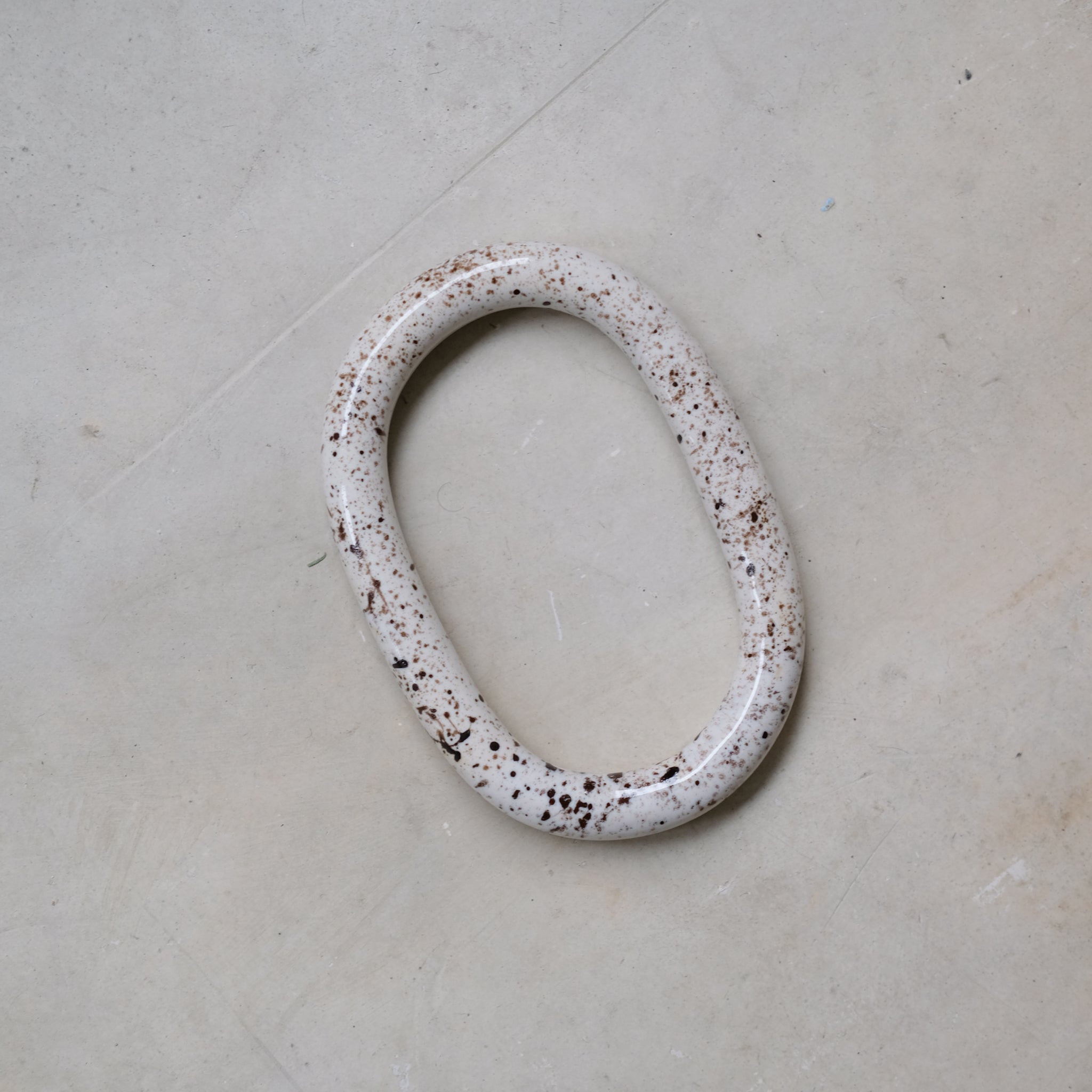 Dessous de plat milky de Camille Esnée chez Brutal Ceramics