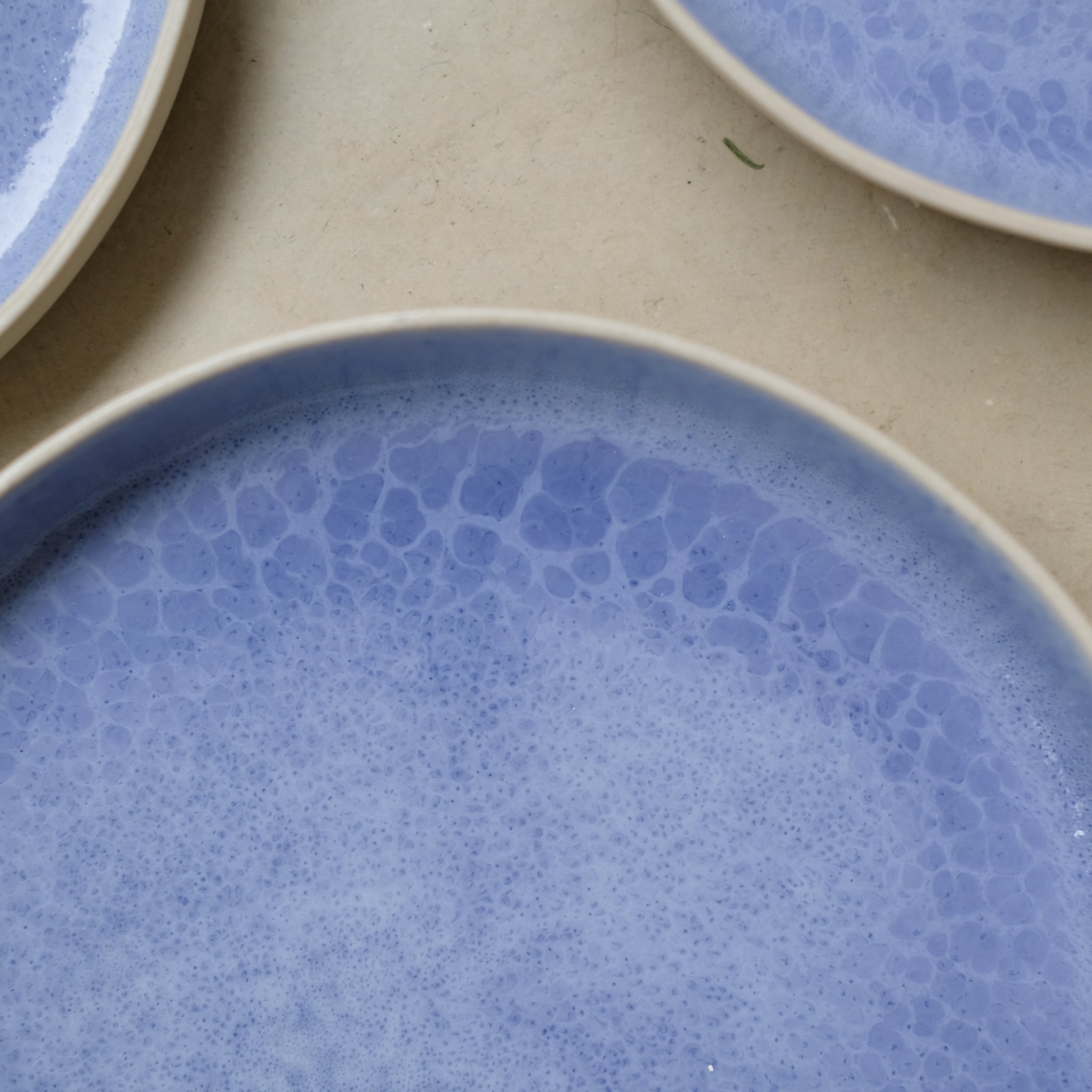 Assiette à rebord bleu perlé de Camille Esnée chez Brutal Ceramics