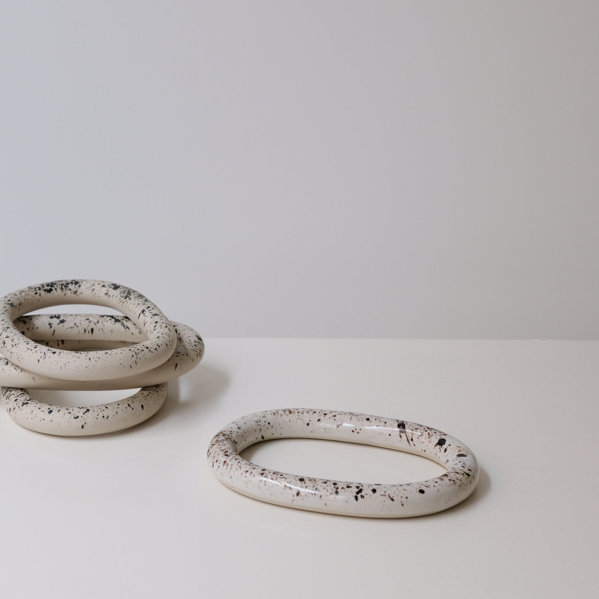 Dessous de plat milky de Camille Esnée chez Brutal Ceramics