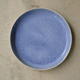 Assiette à rebord bleu perlé de Camille Esnée chez Brutal Ceramics