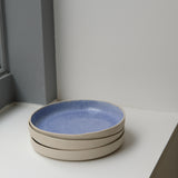 Assiette à rebord bleu perlé de Camille Esnée chez Brutal Ceramics